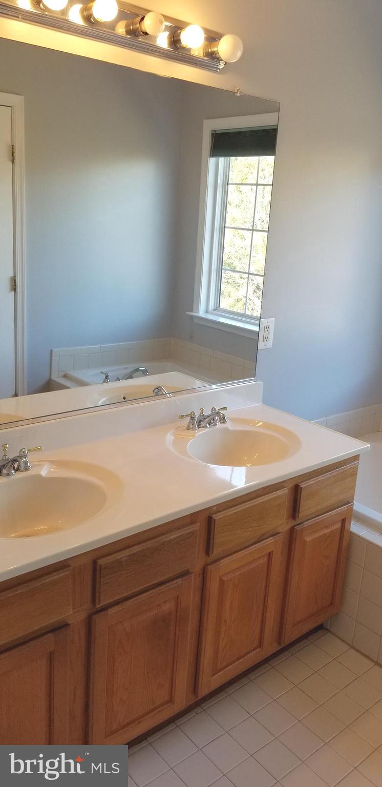 HAWKS VIEW GLEN - Residential Lease
