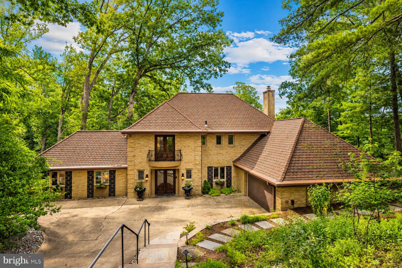 LAKE BARCROFT - Residential