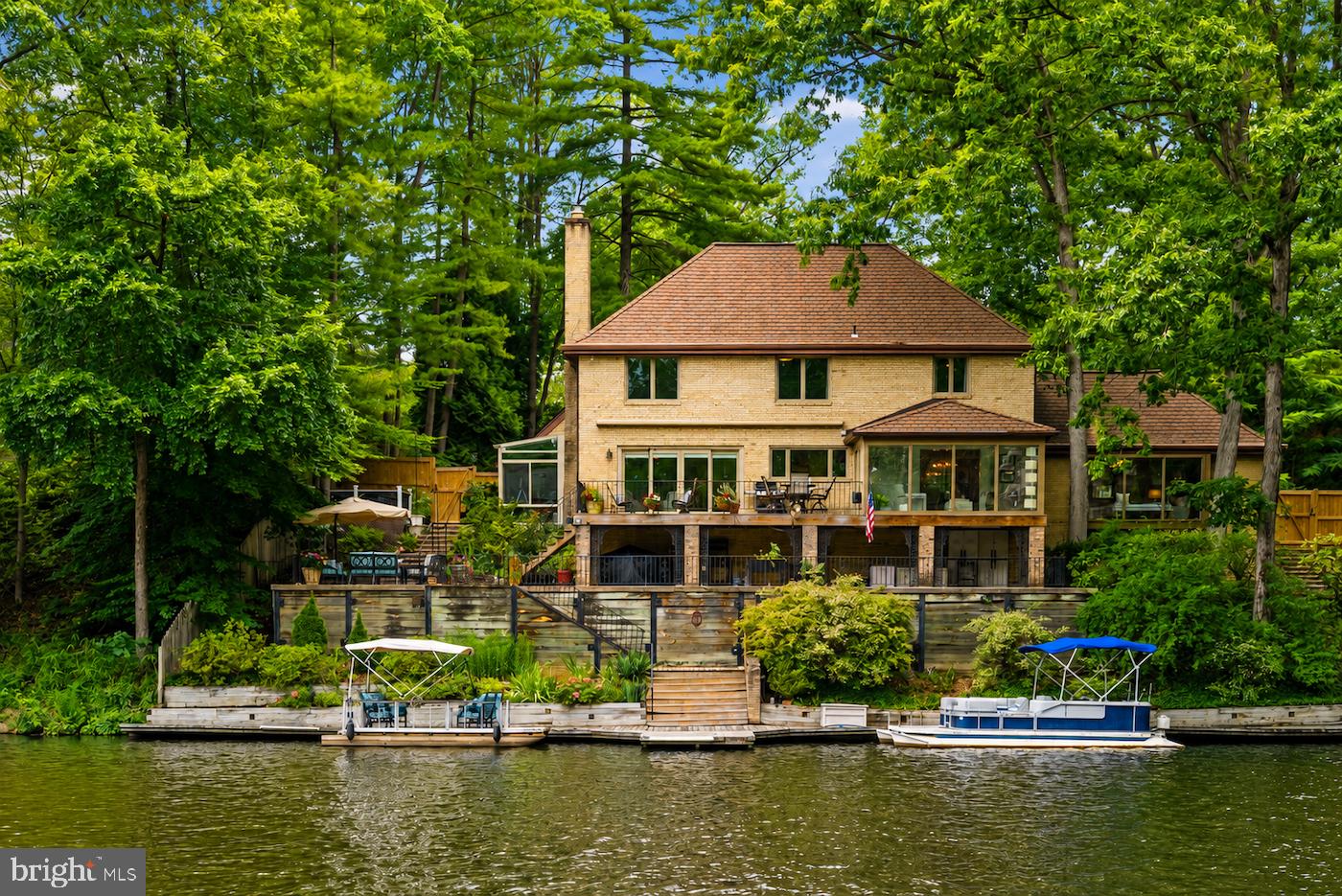 LAKE BARCROFT - Residential