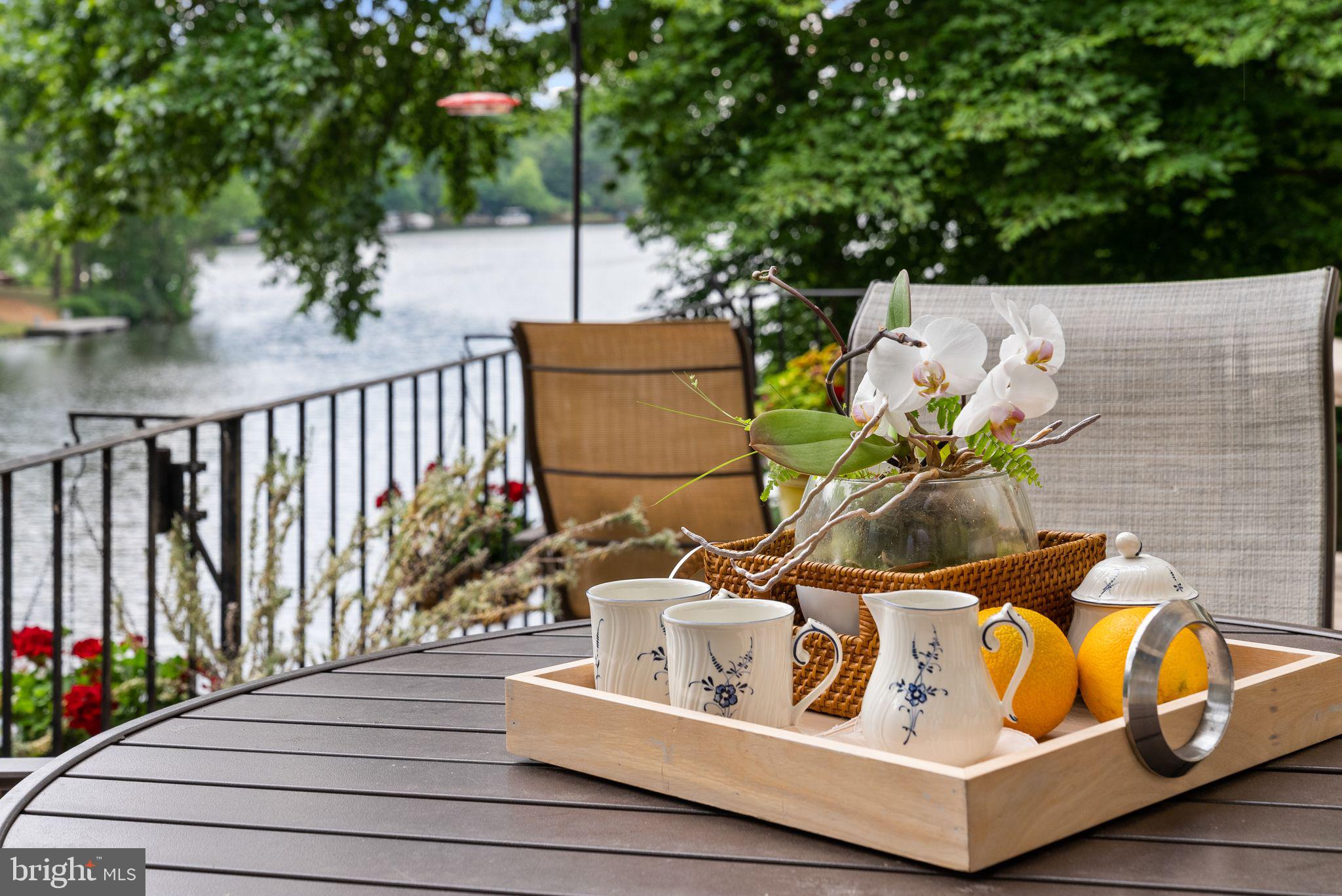 LAKE BARCROFT - Residential