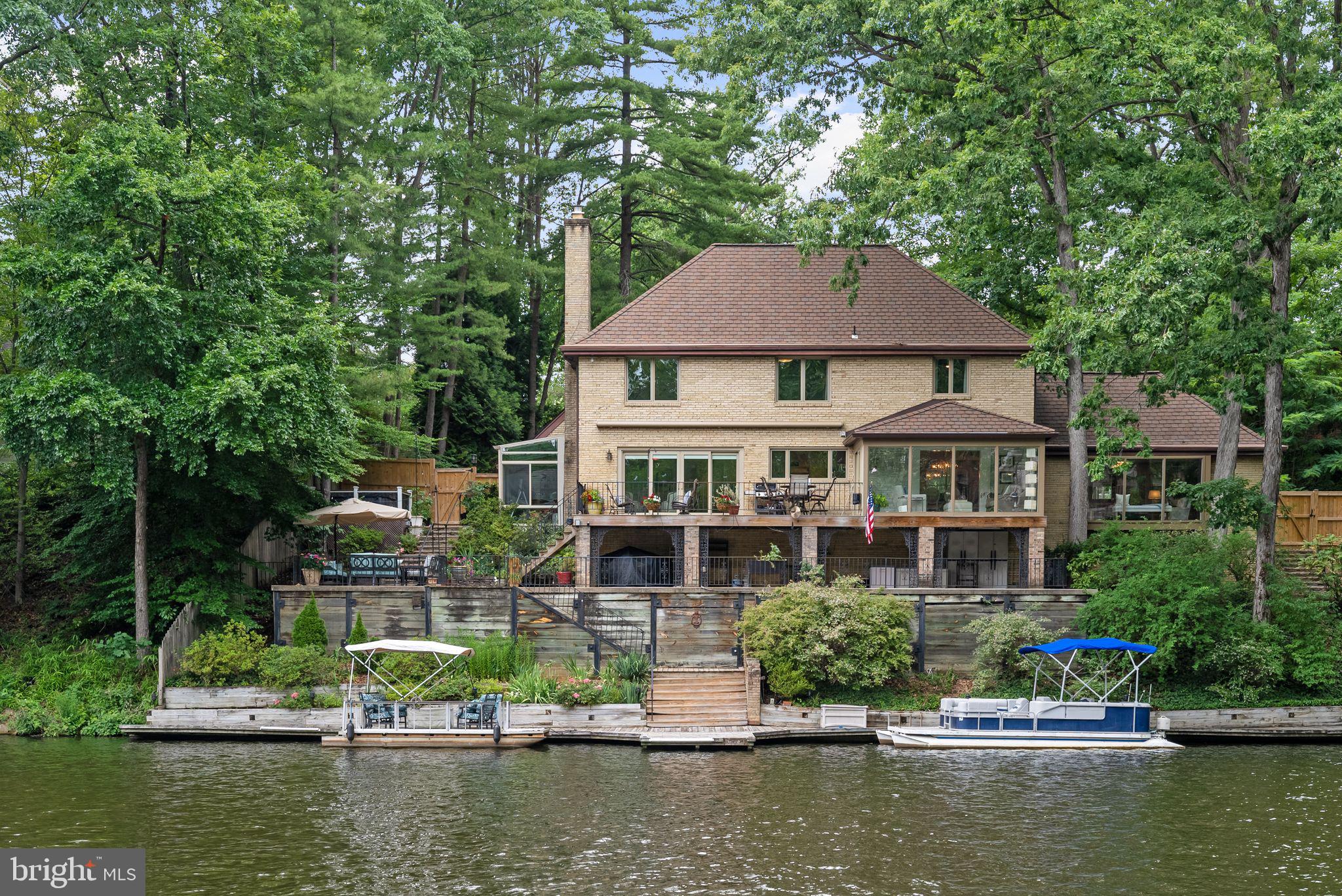 LAKE BARCROFT - Residential