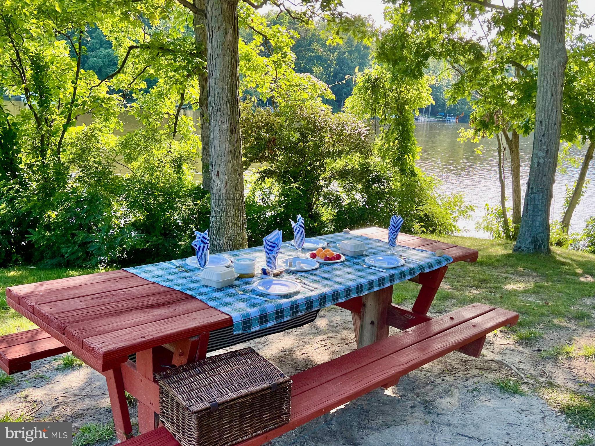 LAKE BARCROFT - Residential