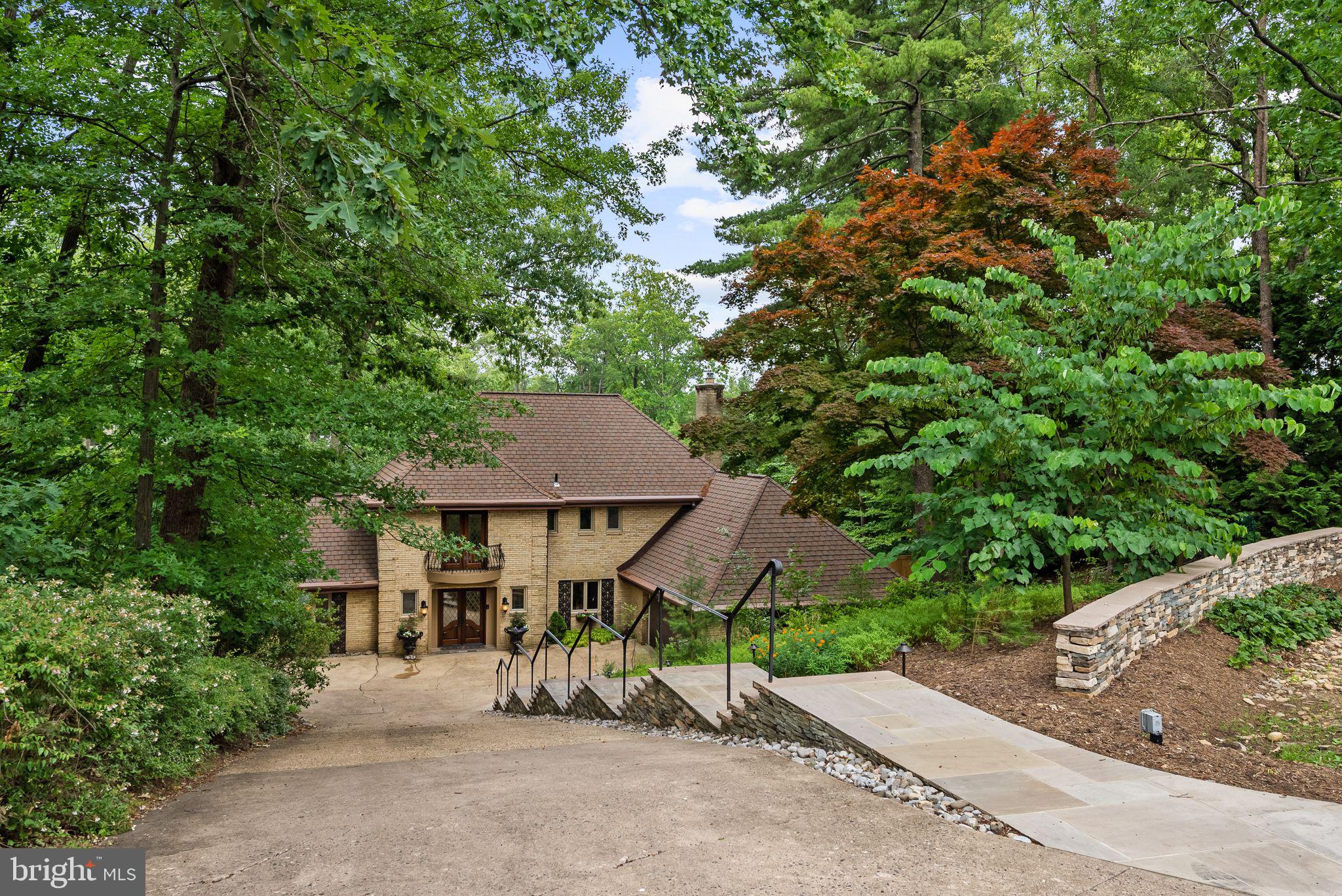 LAKE BARCROFT - Residential