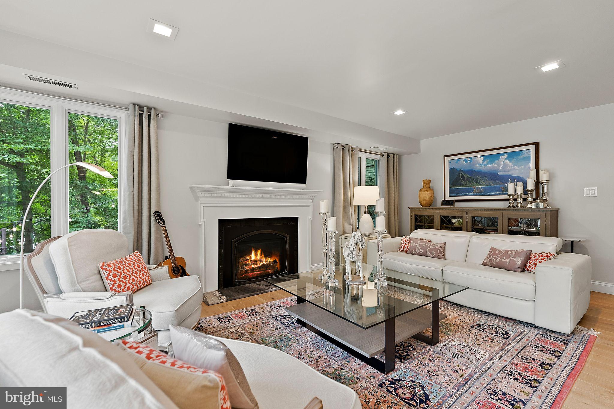 LAKE BARCROFT - Residential