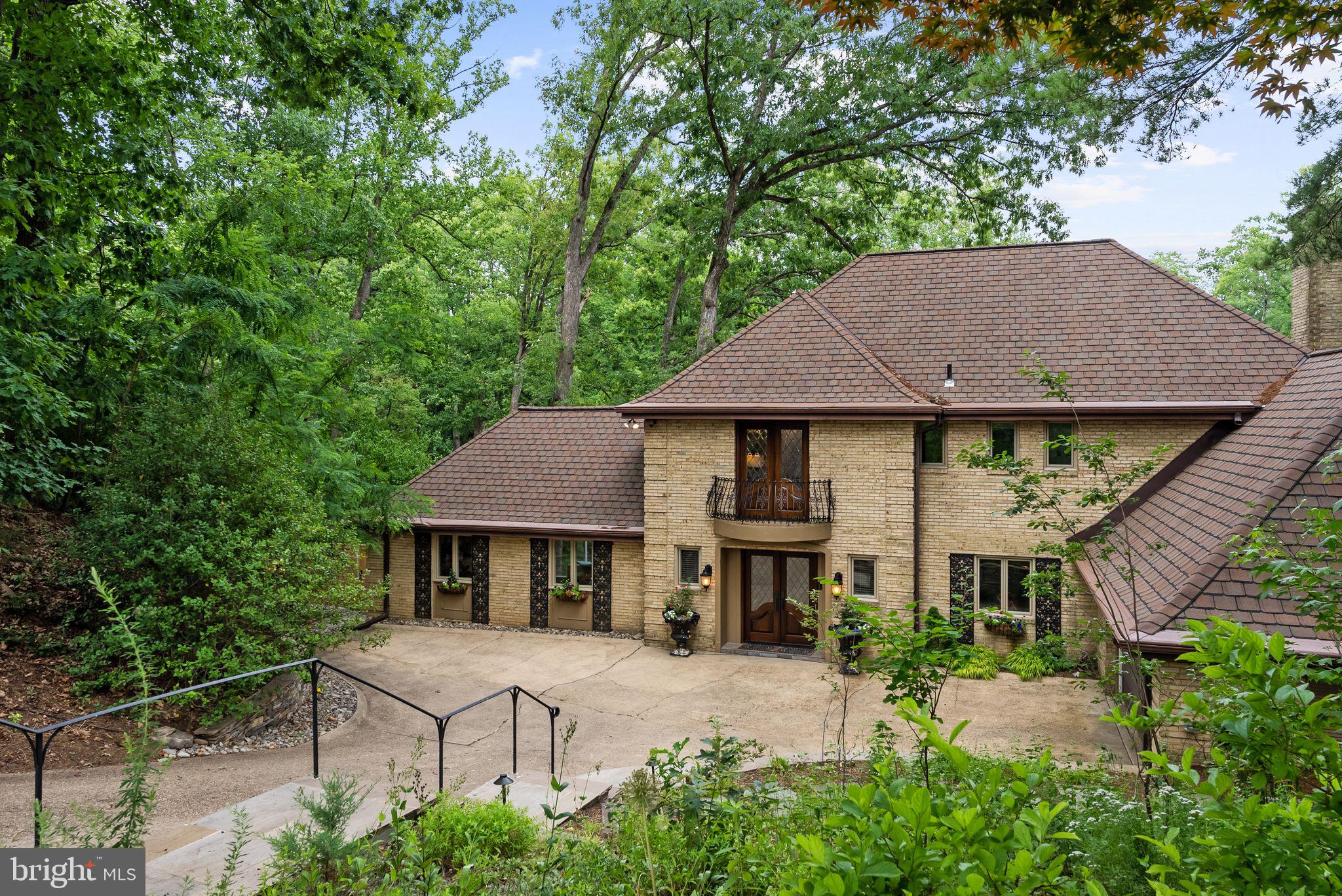 LAKE BARCROFT - Residential