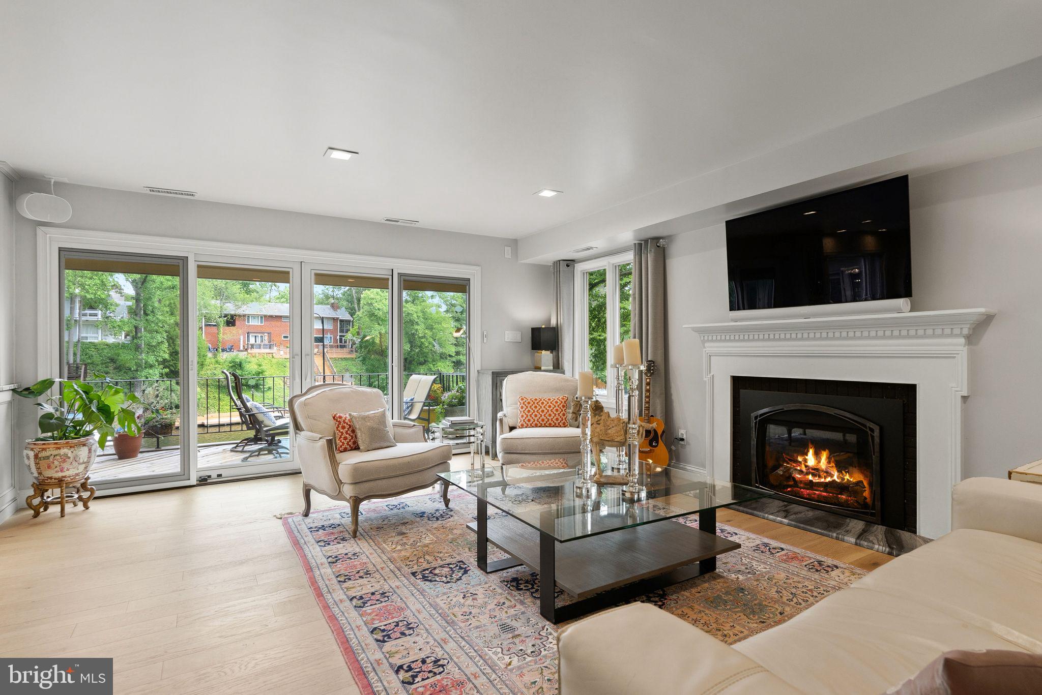 LAKE BARCROFT - Residential