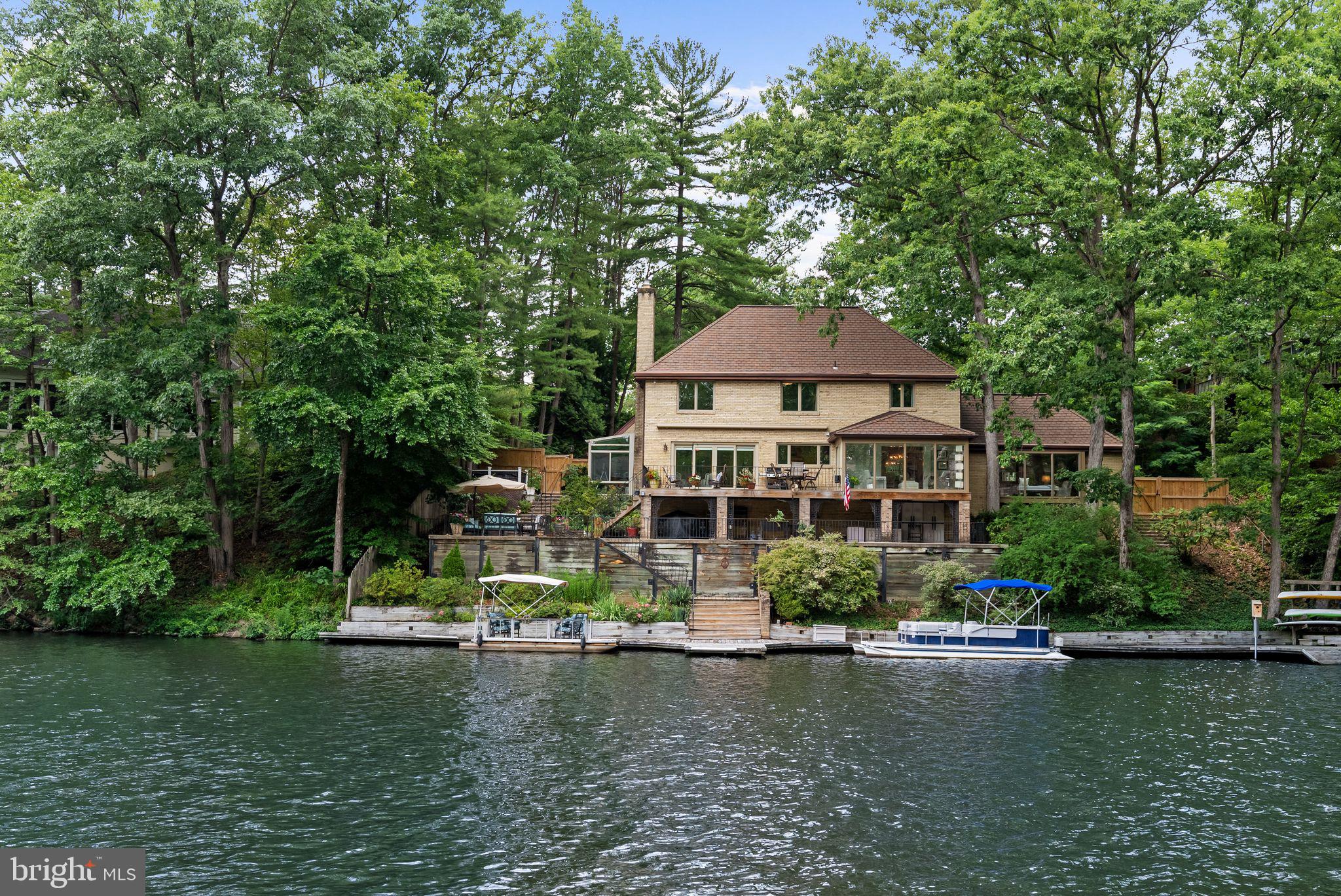 LAKE BARCROFT - Residential
