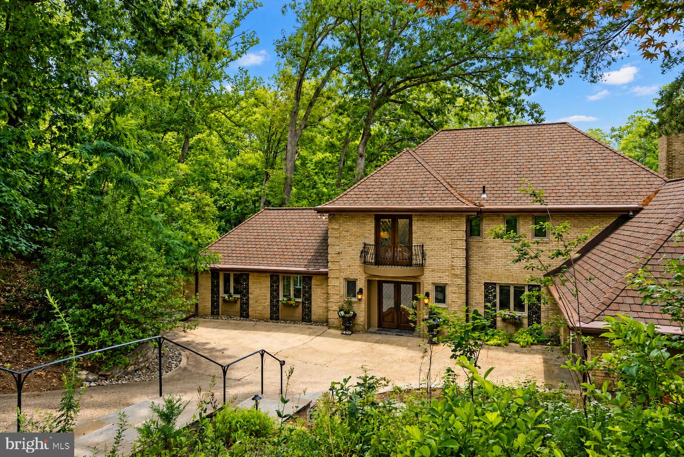 LAKE BARCROFT - Residential