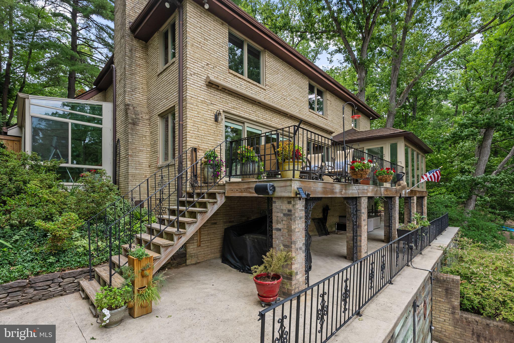 LAKE BARCROFT - Residential