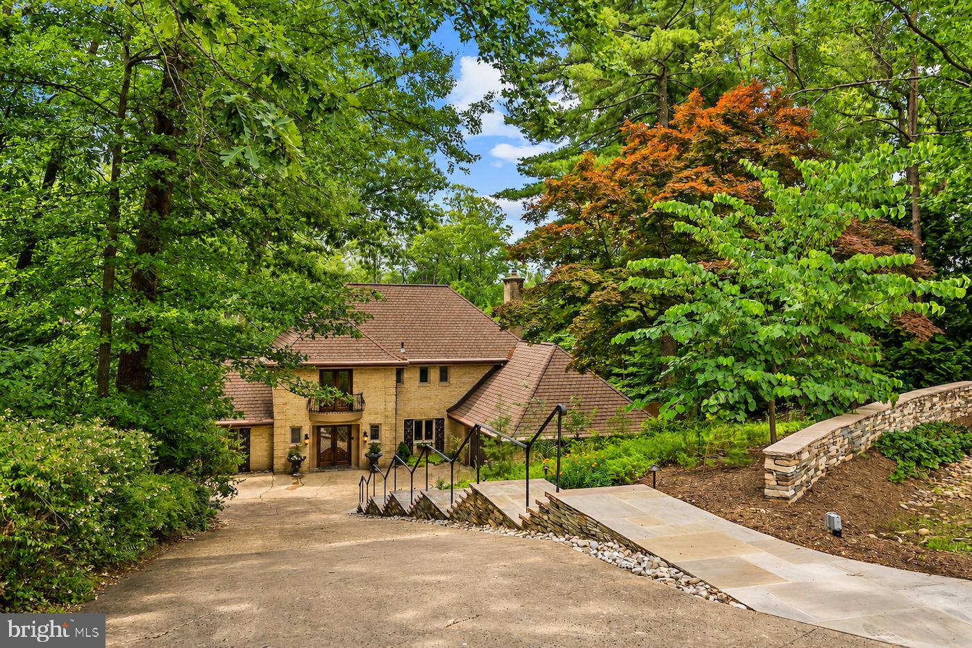 LAKE BARCROFT - Residential