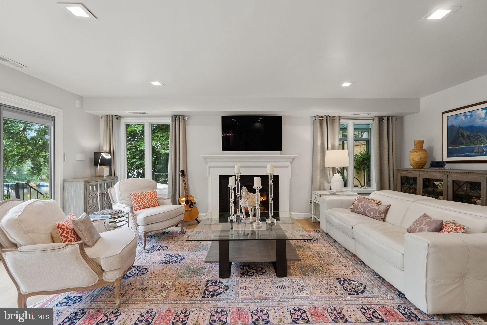 LAKE BARCROFT - Residential