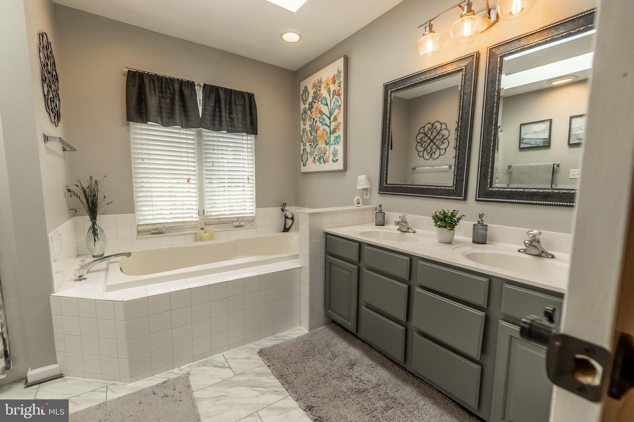 COLONIAL HILLS - Residential