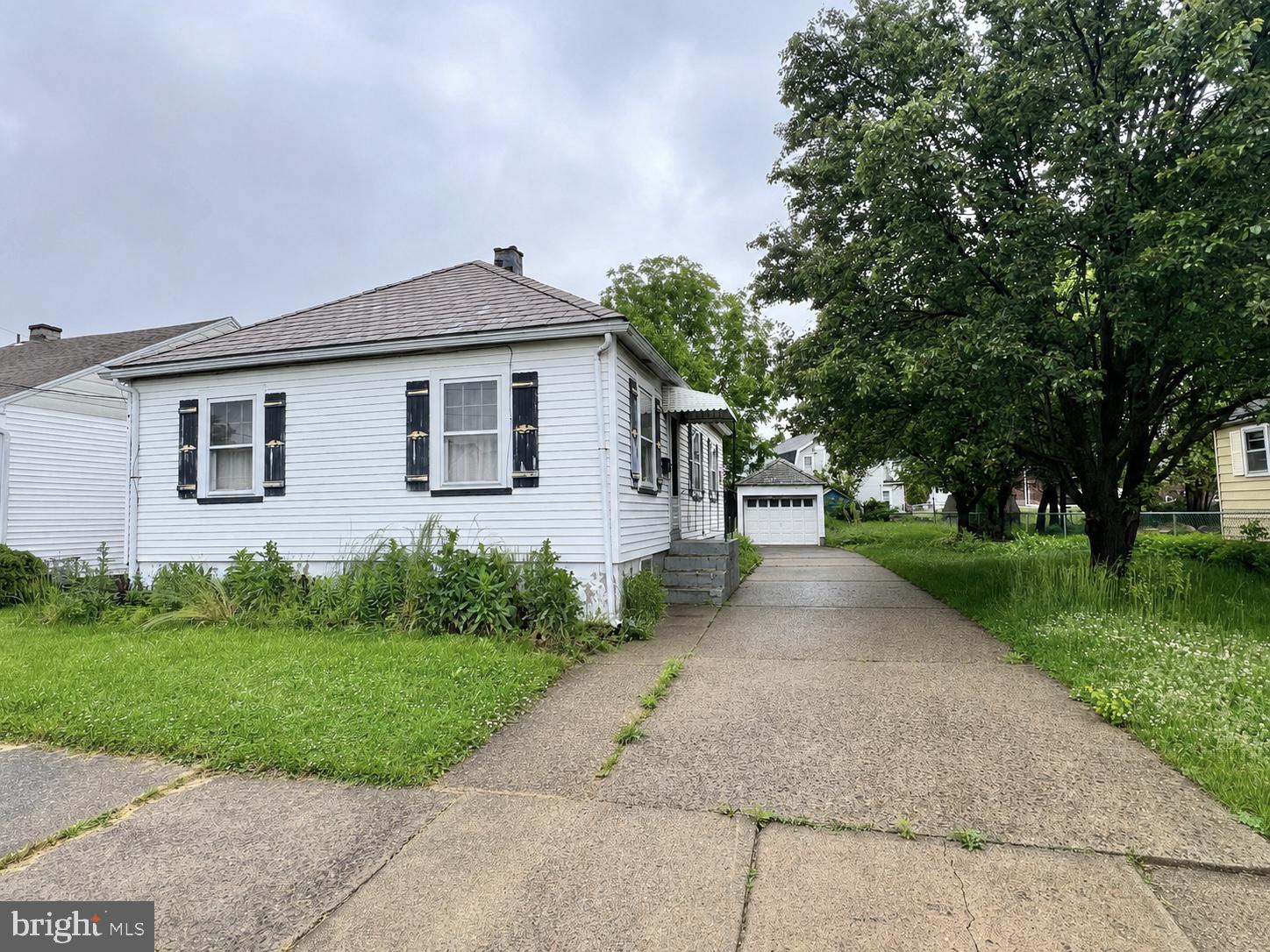 Welcome to this affordable 2 bedroom , 1 bathroom, ranch style single home in the Wilson Area School District.  Close in proximity to everything Easton has to offer, as well as major roads such as I78, PA33, PA611, and Rt22.  This home features hardwood floors throughout.  A full basement offers endless potential.  Efficient gas utilities and appliances.  Fenced in backyard, and a private 5+ car driveway and detached one car garage, round out this home.  With a little sweat equity this home could be your dream home, or the next addition to your investment portfolio.  Call today to schedule an appointment!
Agents please read agent notes for terms of the sale