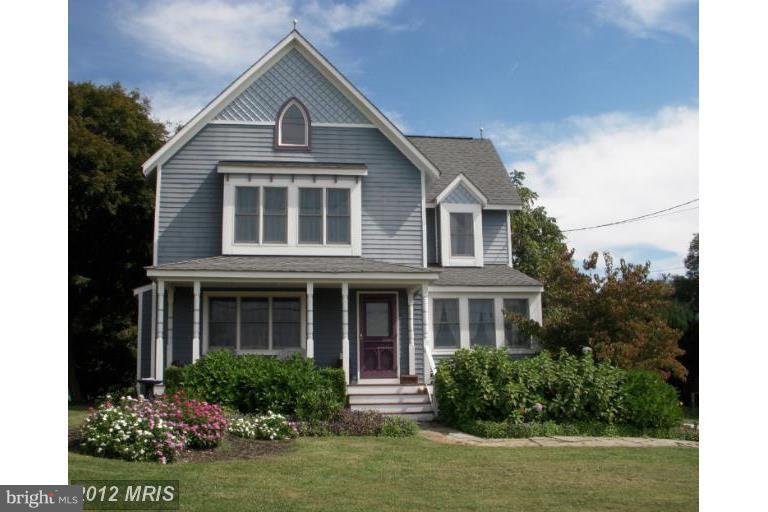 Renovated Victorian home on over half acre of property. Great views of rural setting .Back of property borders horse farm. Huge screened in porch in rear of home overlooks stone patio and picturesque back yard. Rarely available rental opportunity in Phoenix so schedule appointment today. $25/mo per pet fee. Breed, size and number of pets at discretion of L/L. Renter to pay renters insurance.
