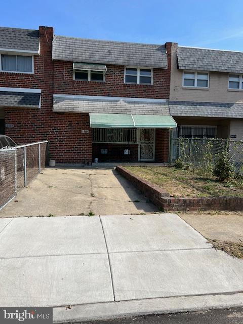 This is a spacious, 4 bedroom, 1.5 bathroom townhouse on a cul-de-sac. Walk-in distance to Temple University.  Nice hardwood floor throughout the entire house. On the first floor, there is a spacious living room, dining room, kitchen and half bathroom.  The sliding door in the kitchen leads to the back yard for outdoor activities and entertaining. Upstairs features 4 bedrooms and a full bathroom.  Each bedroom has a decent sized closet. House comes with a private drive way, and there are more street parking available. Convenient location, near public transportation, close to central city.