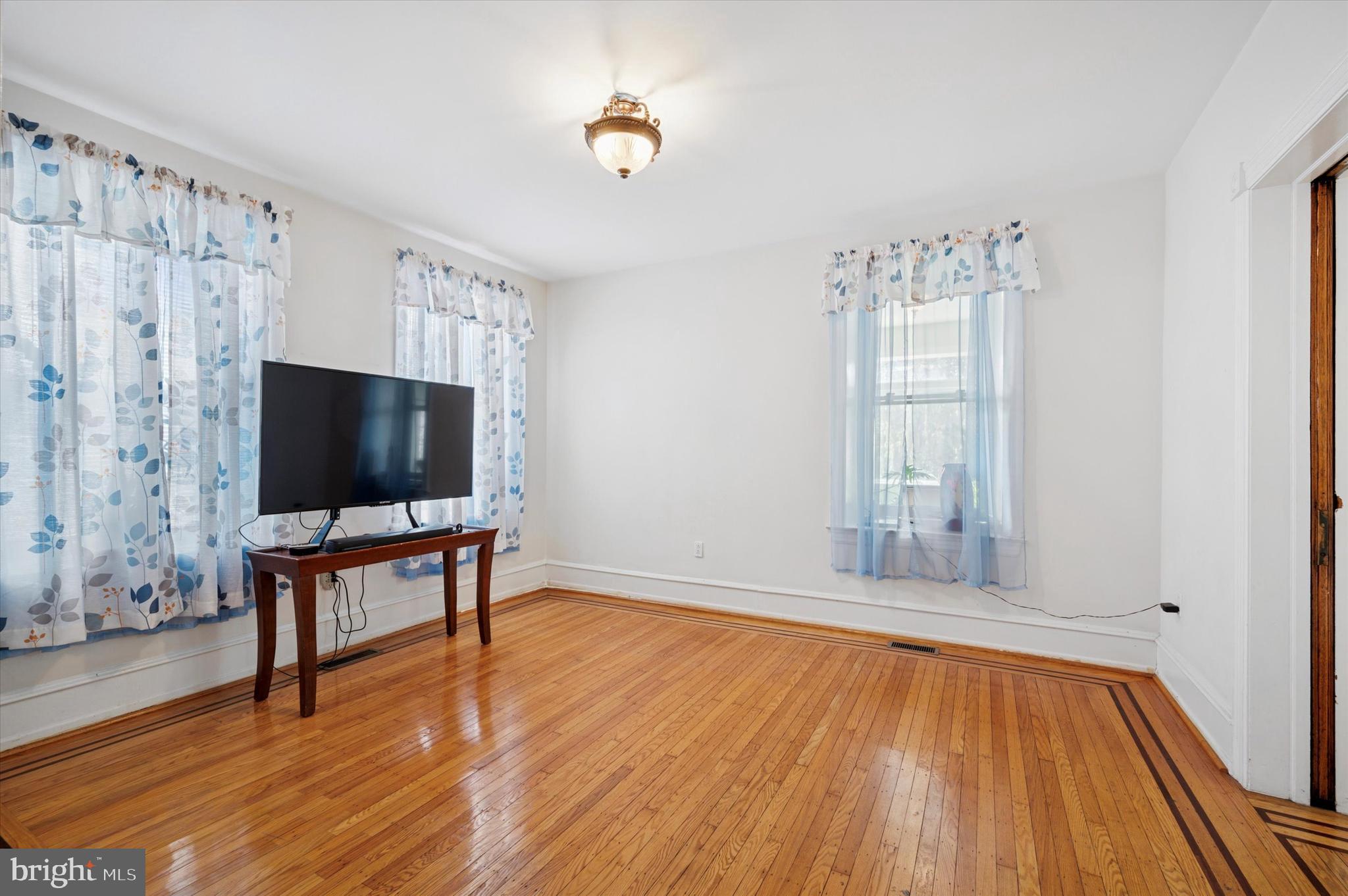 EAST OAK LANE - Residential