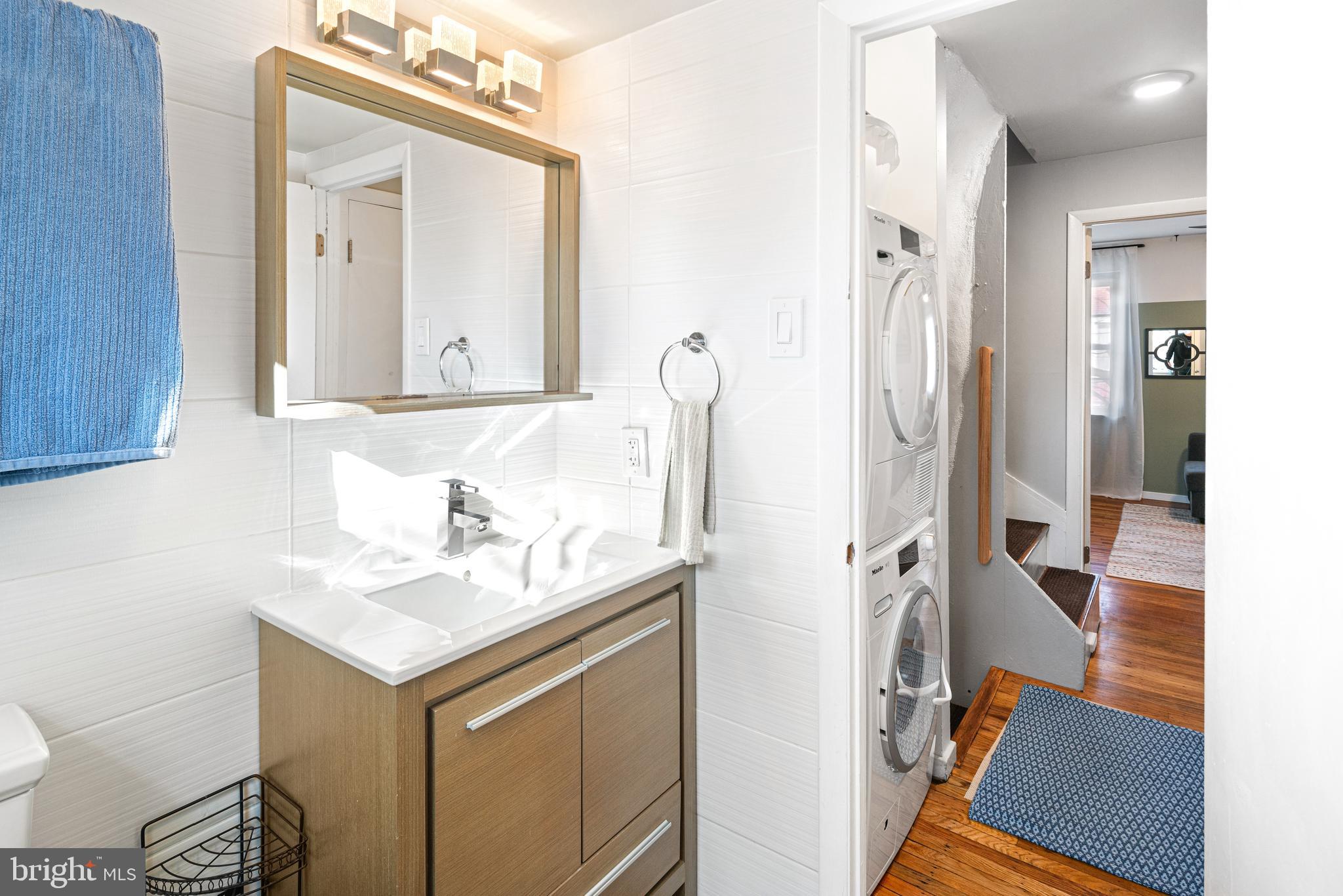 QUEEN VILLAGE - Residential