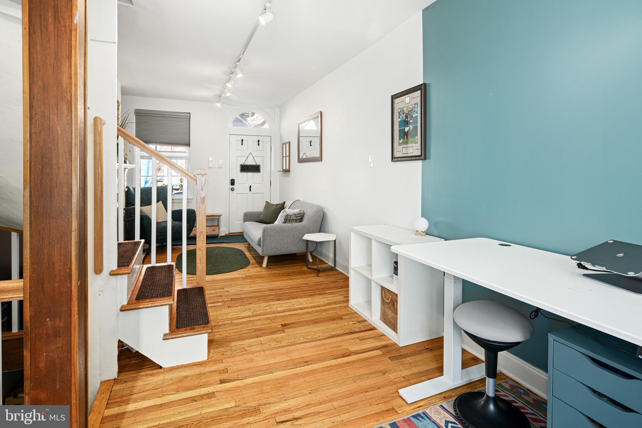 QUEEN VILLAGE - Residential