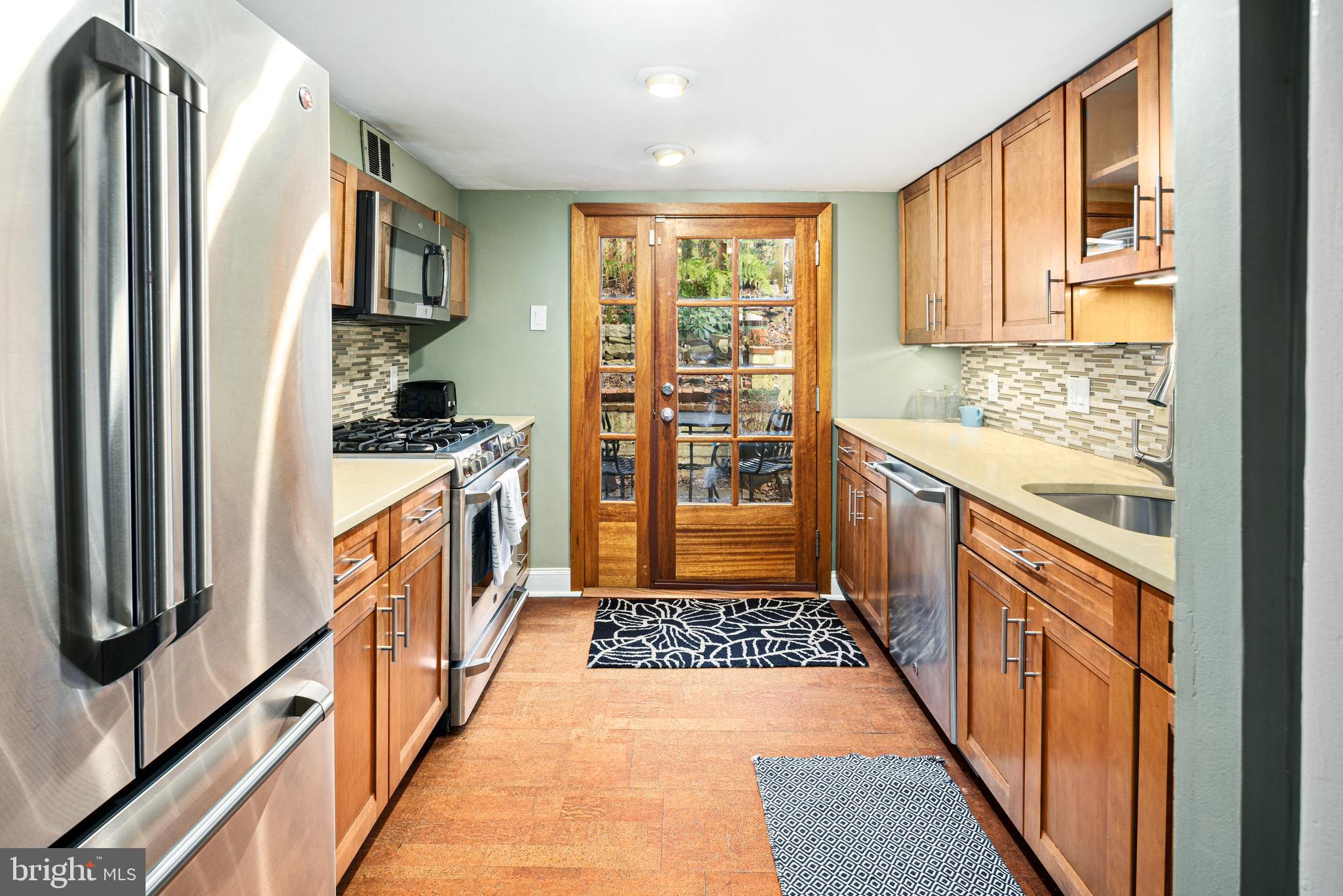 QUEEN VILLAGE - Residential