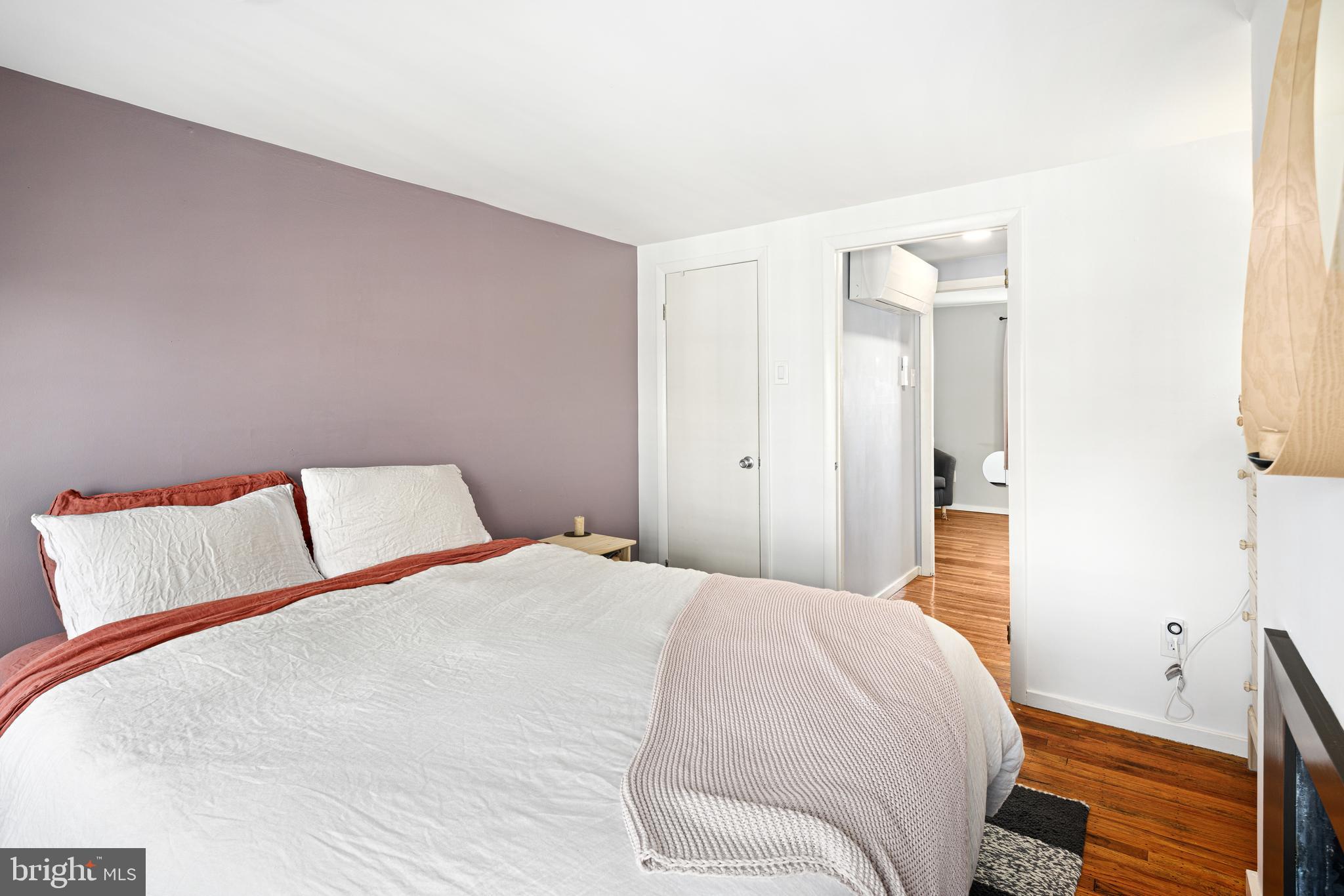 QUEEN VILLAGE - Residential