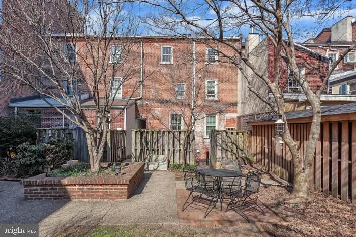 QUEEN VILLAGE - Residential