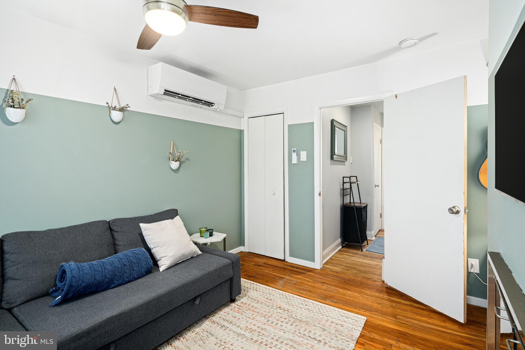 QUEEN VILLAGE - Residential