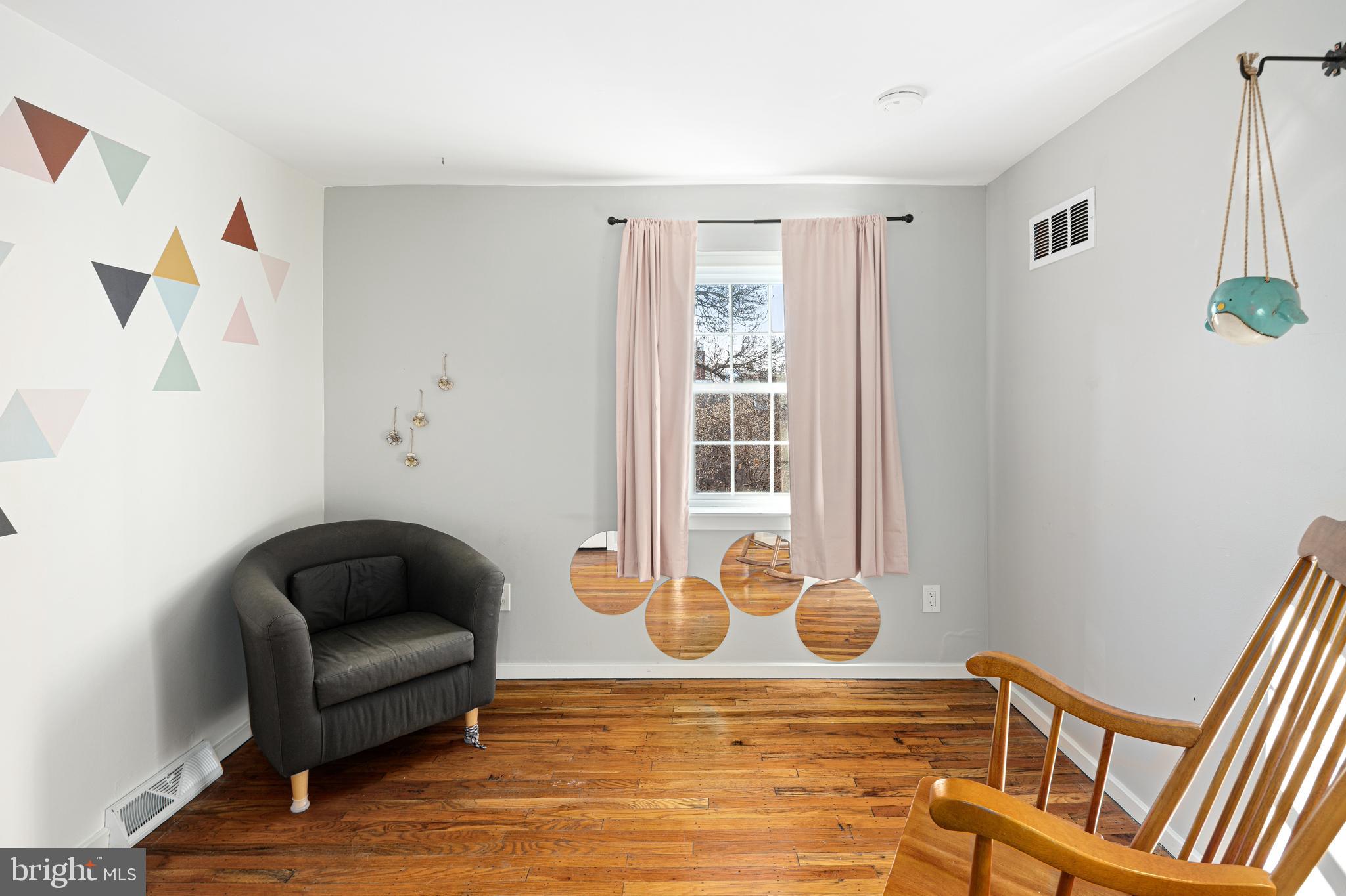 QUEEN VILLAGE - Residential