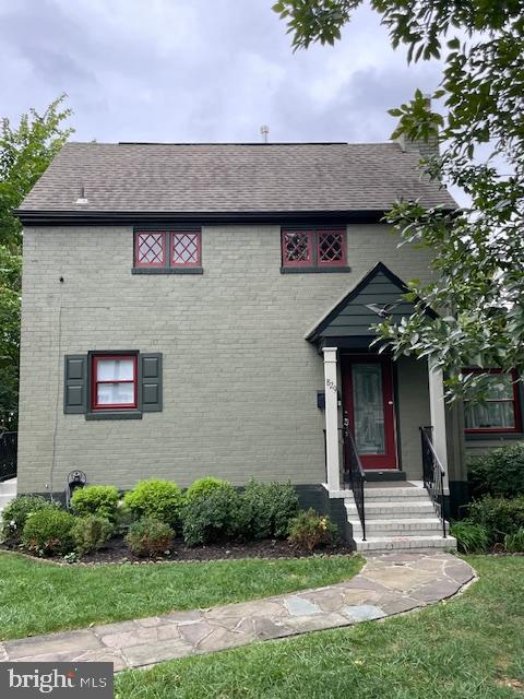 This is a totally remodeled cute / quaint / lower level apartment in a single family home.....Large 1 Bedroom has , recessed lights , tall ceilings ,two over sized windows in bedroom ,with mini-blinds...good size closet with additional extra closet .... new up-graded carpeting...Living Room - has new light gray laminate flooring ,  recessed lights , just painted....down hallway to the left is Washer / Dryer behind glass French doors , across from washer and dryer room, is a brand new full bathroom...soaking tub , new  ceramic tile walls Glass Enclosure , new floors.. Balston Metro is 1/2 mile via Bike Path which is 3 doors away.......UTILITY'S INCLUDED ...in rent..  Owner Agent easy to work with ...Approx. size of apartment  is 646 sq.ft....