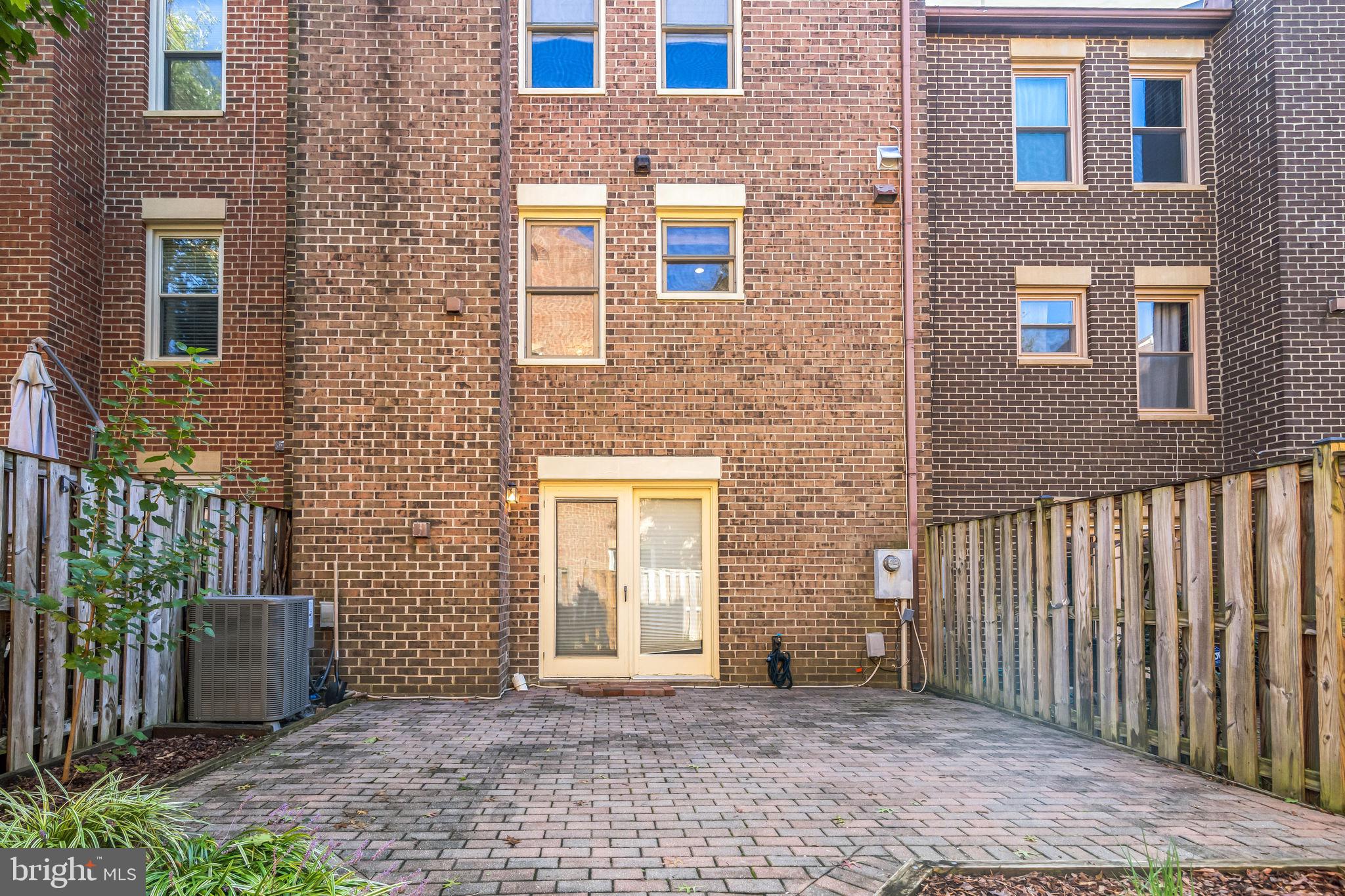 OAKTON VILLAGE - Residential Lease