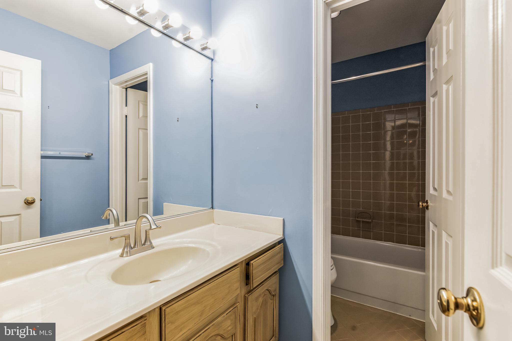 OAKTON VILLAGE - Residential Lease