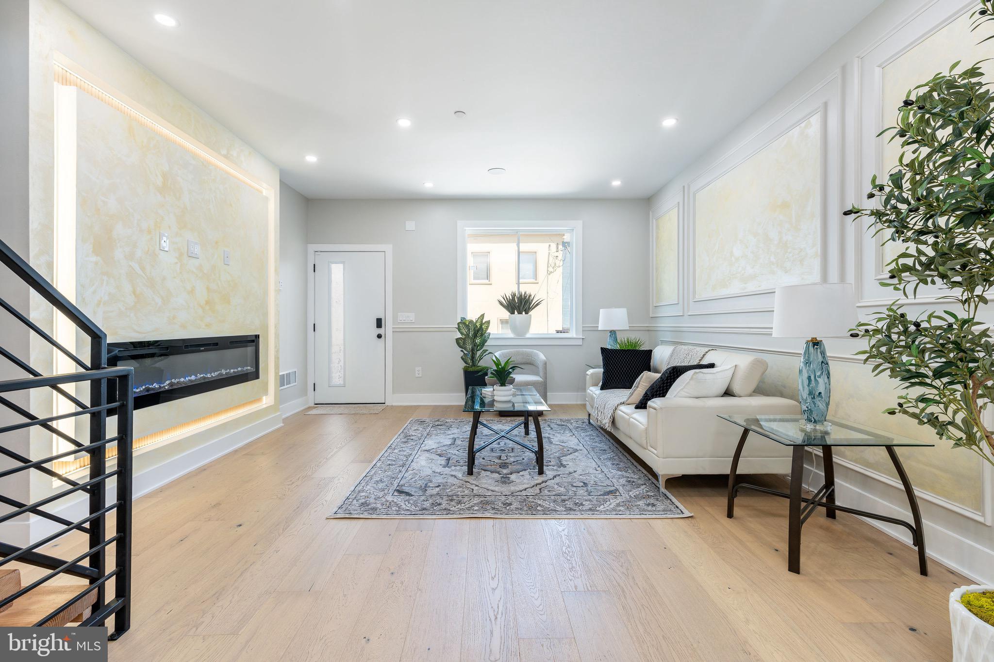 EAST KENSINGTON - Residential