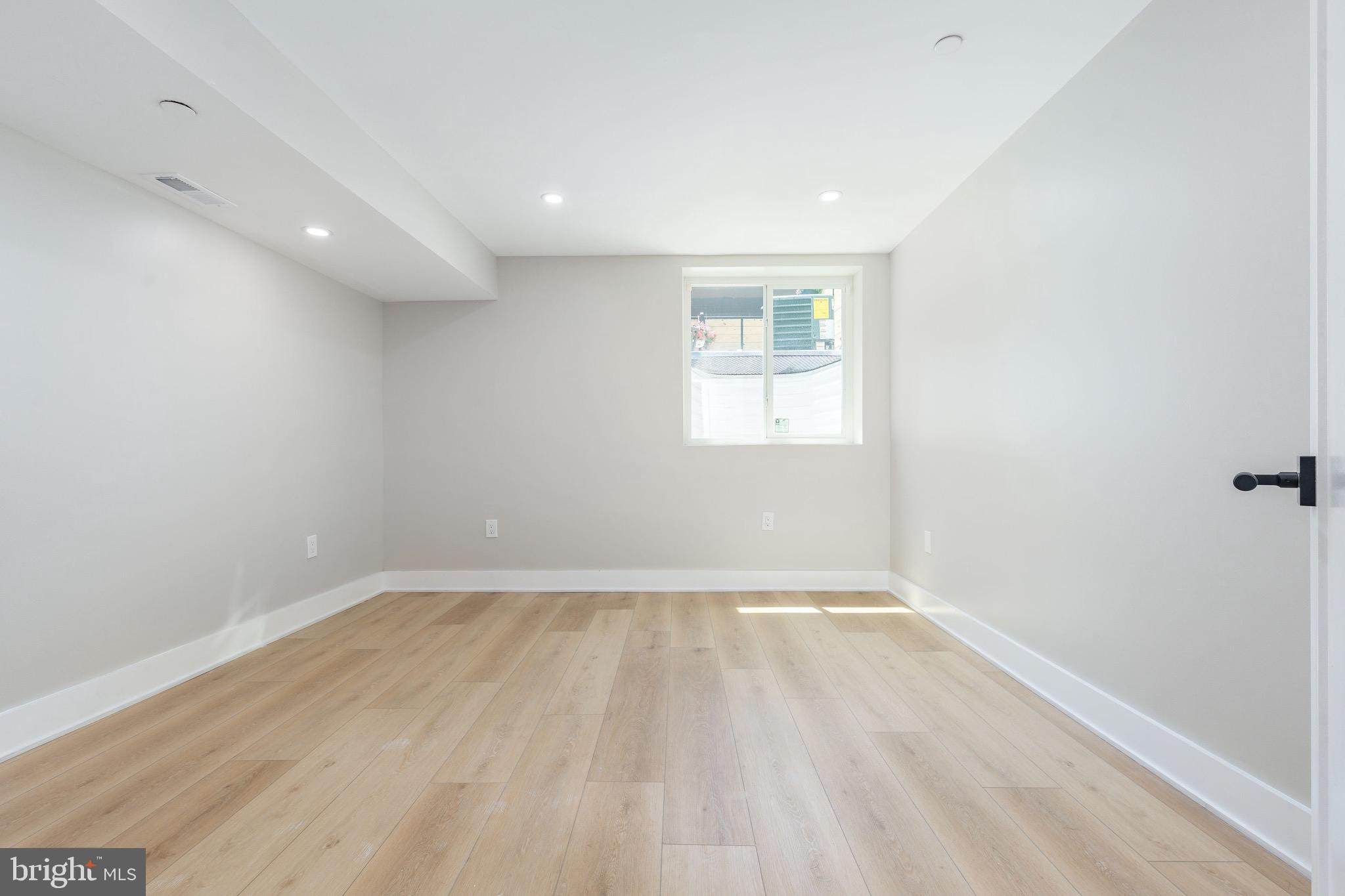 EAST KENSINGTON - Residential