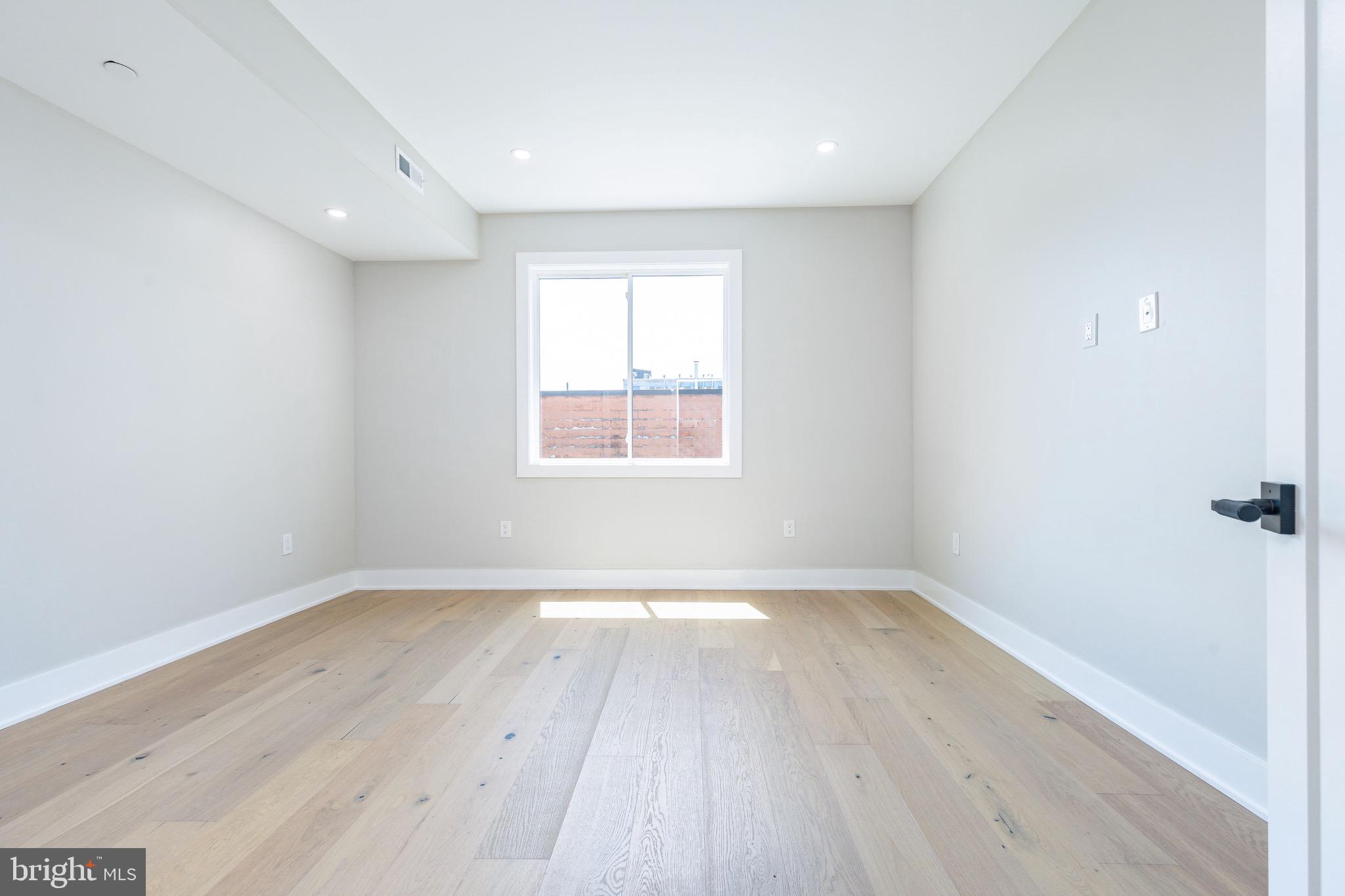 EAST KENSINGTON - Residential