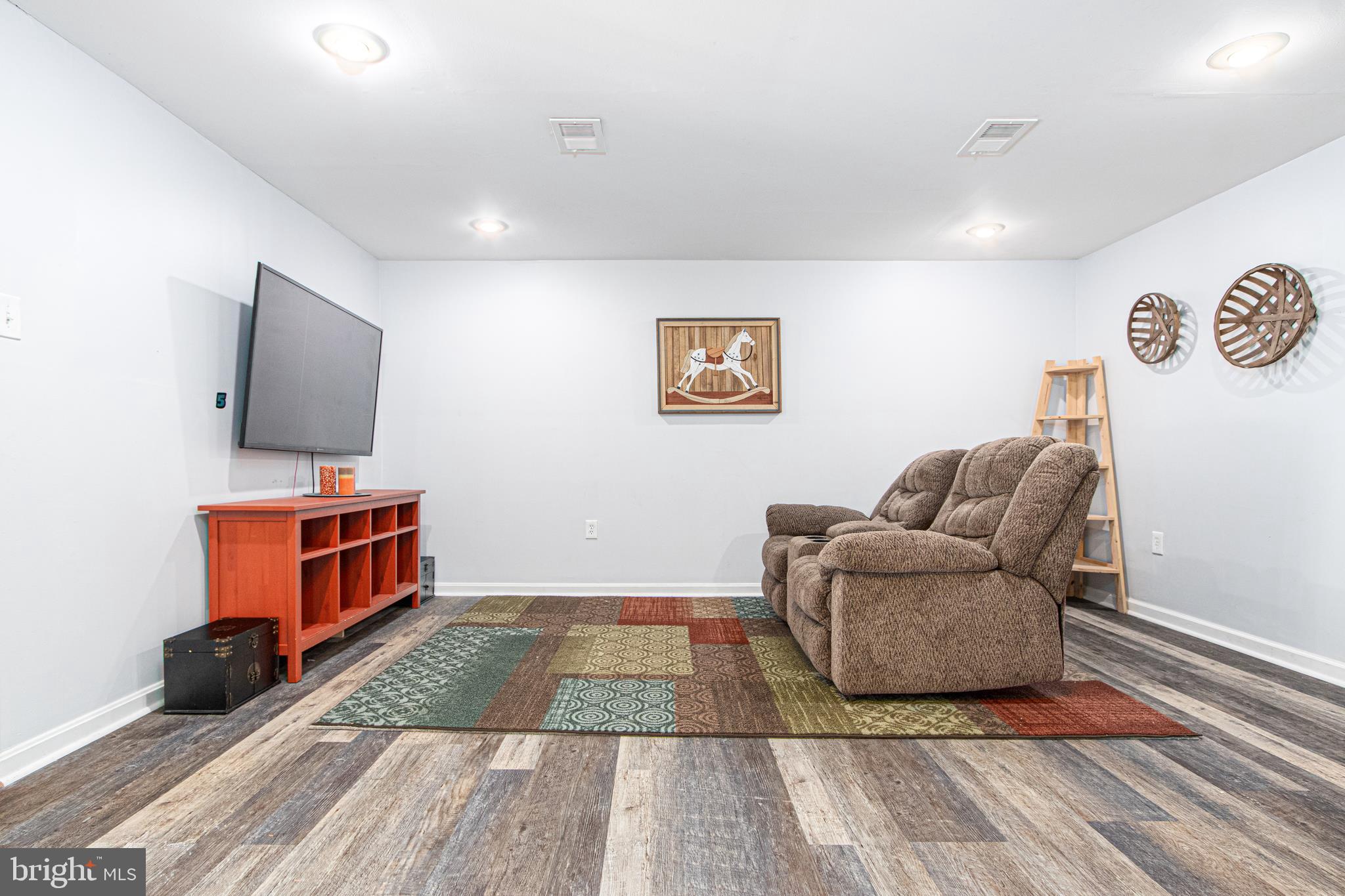 CONSTANT FRIENDSHIP - Residential