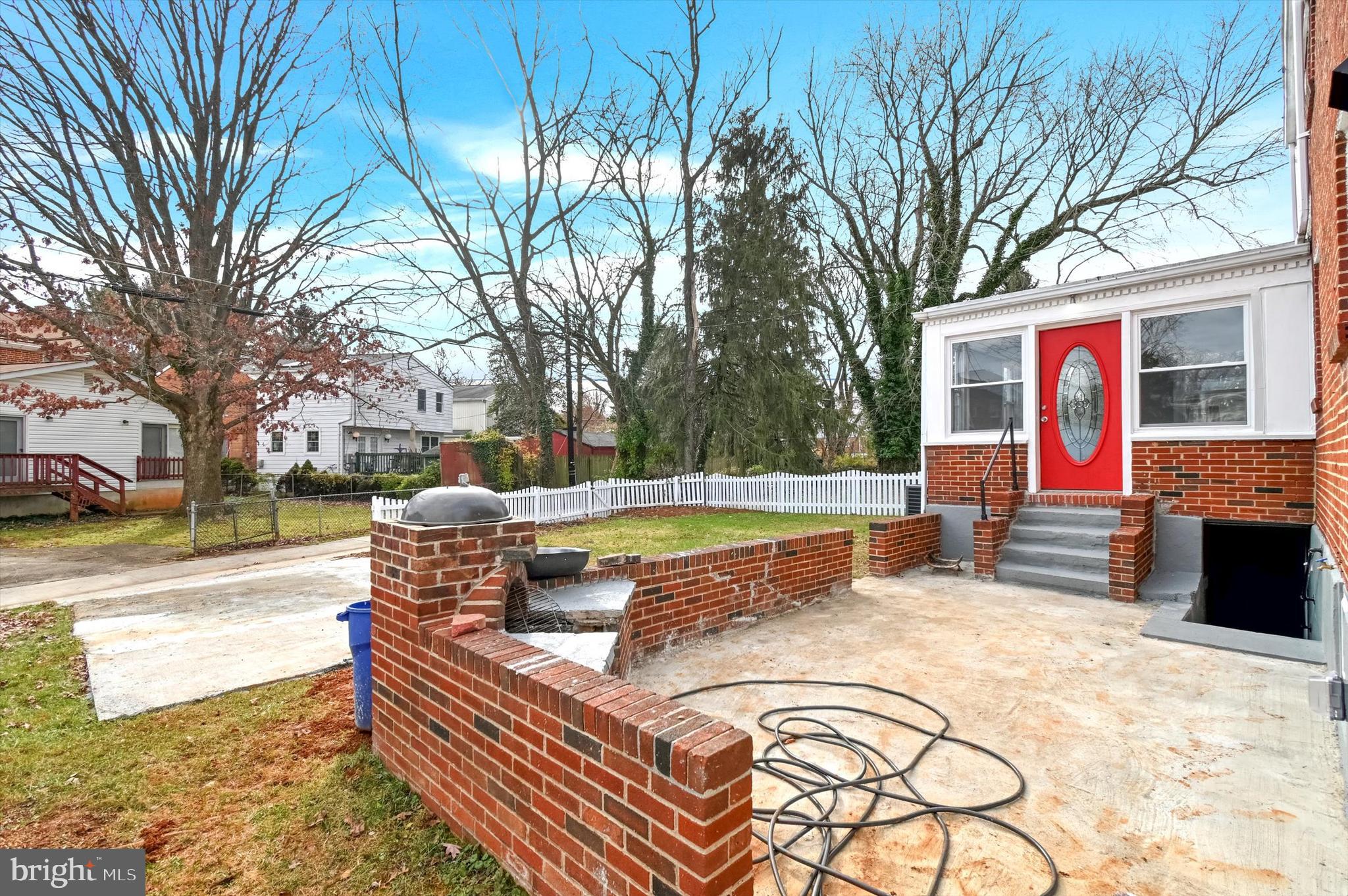 COLONIAL VILLAGE - Residential
