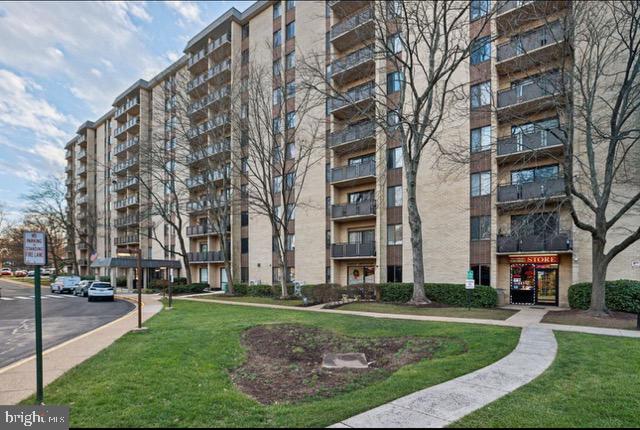 Ideal buy-and-hold investment! Features an open layout, ample natural light, and a functional kitchen. Prime location with easy access to DC, Arlington, and commuter routes. Strong rental demand and low maintenance make this a smart addition to any portfolio. Don’t miss out!
