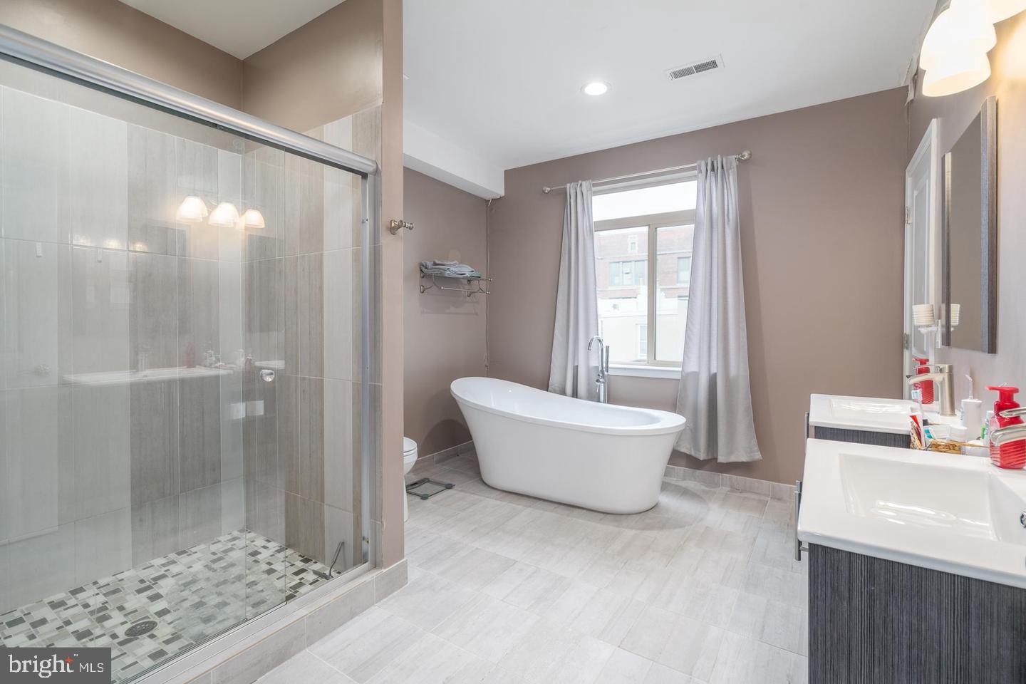 EAST KENSINGTON - Residential