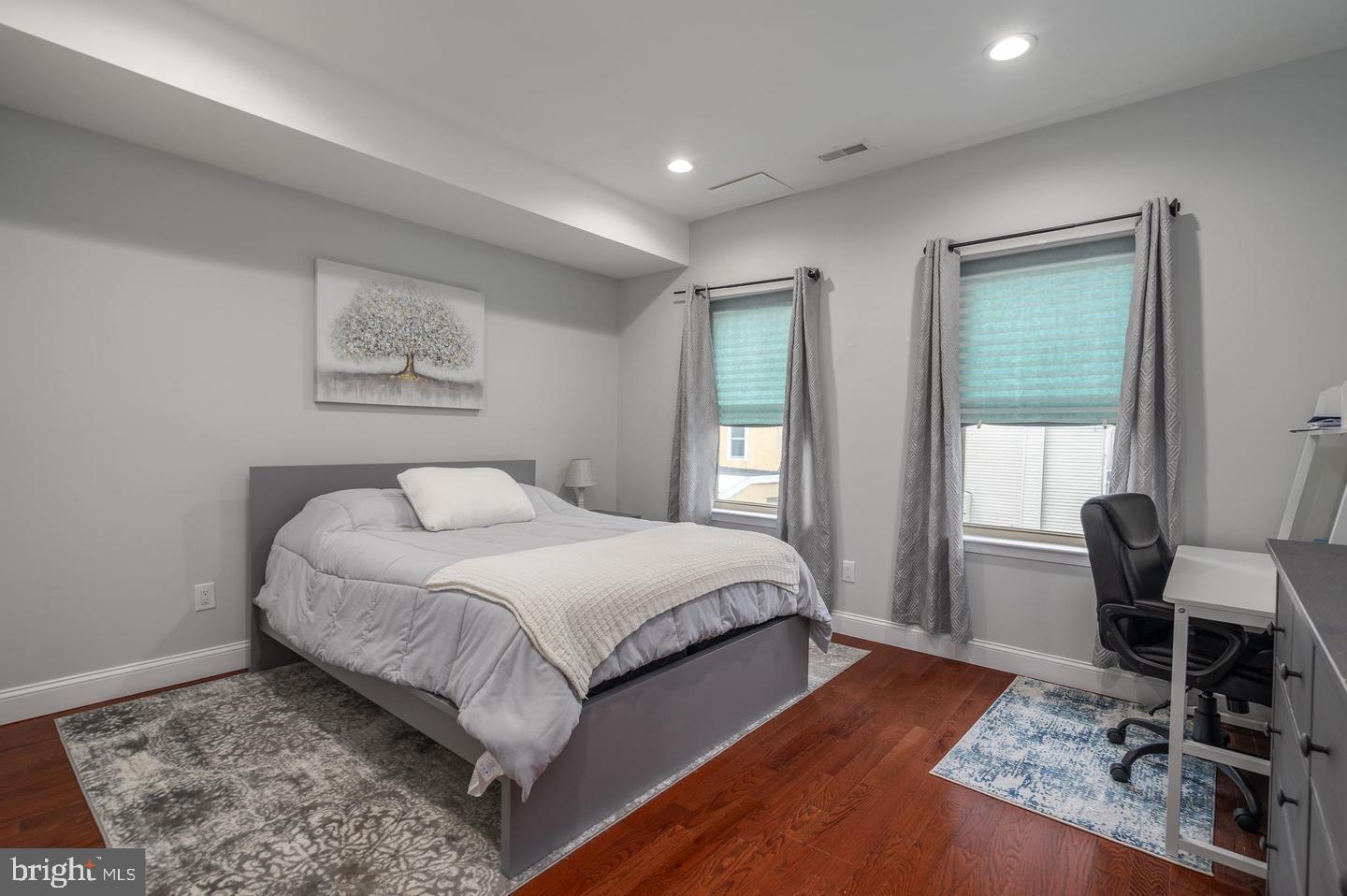 EAST KENSINGTON - Residential