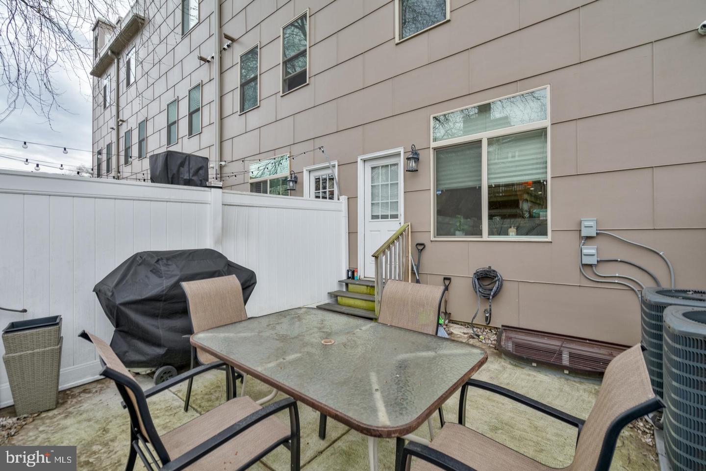 EAST KENSINGTON - Residential