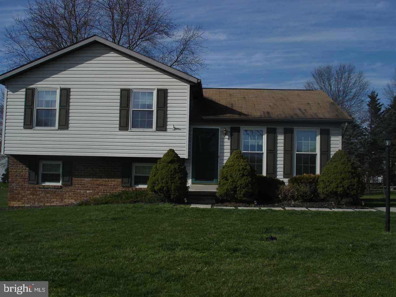 COUNTRY LIVING WITH EASY ACCESS TO YORK, HANOVER, BALTIMORE * 4 LEVEL SPLIT 3 BEDROOMS PLUS OFFICE & BONUS ROOM * KITCHEN/DINING COMBO W/CENTER ISLAND INC APPLIANCES / 2 FULL BATHS * LL FAMILY ROOM WITH W/SLIDERS TO BACK YARD * DECK * GREAT YARD *