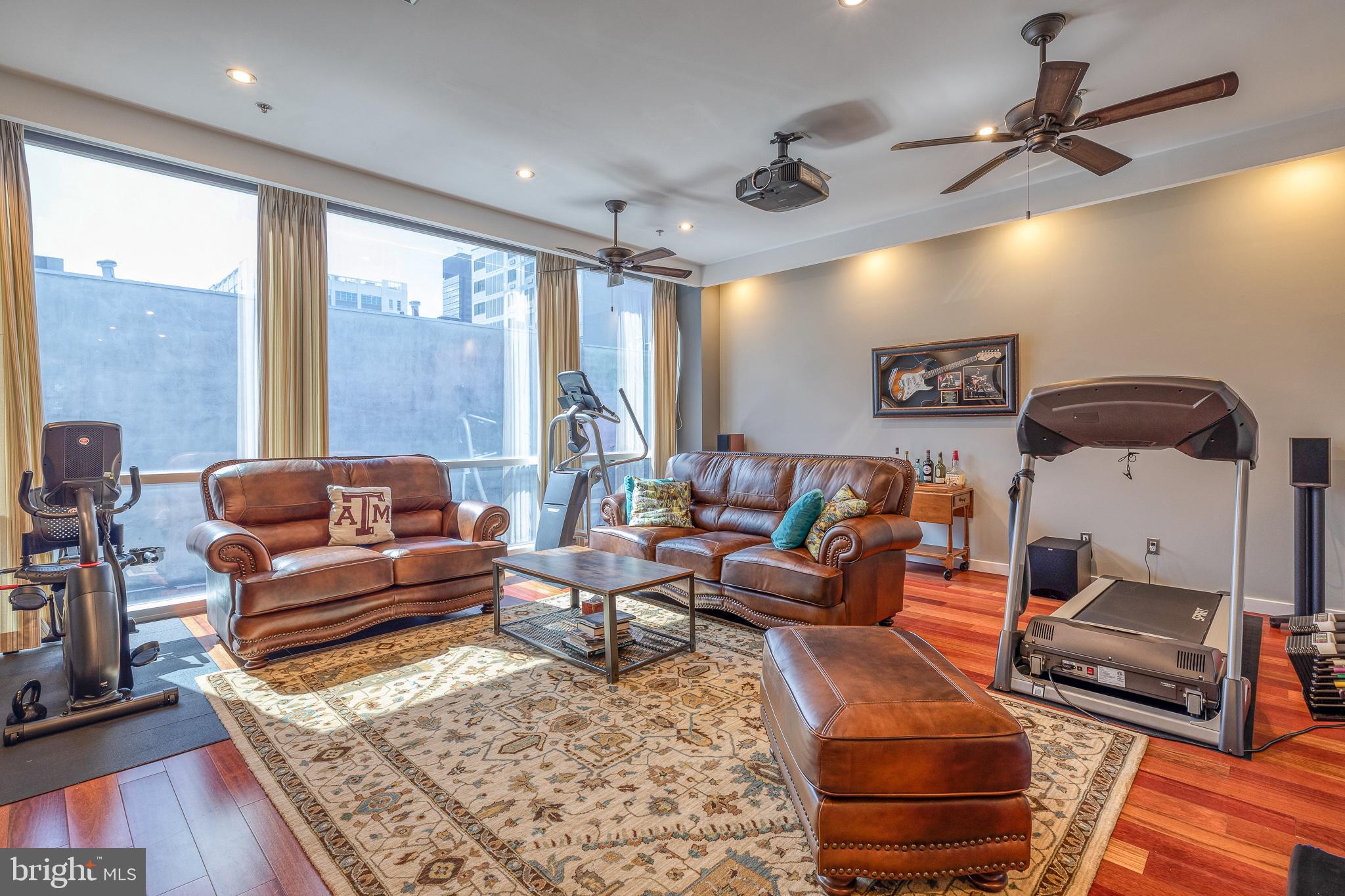 LOGAN SQUARE - Residential