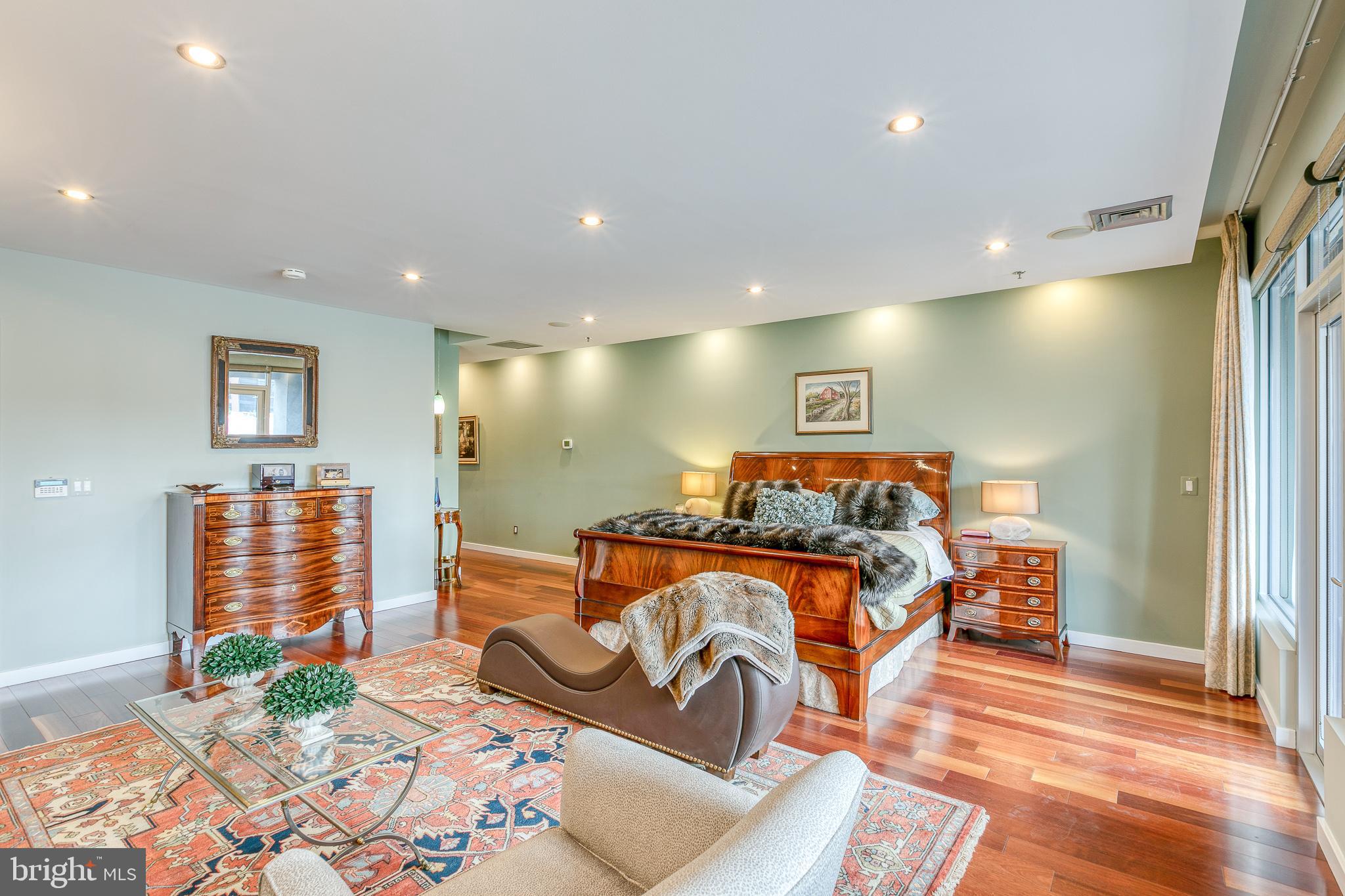 LOGAN SQUARE - Residential