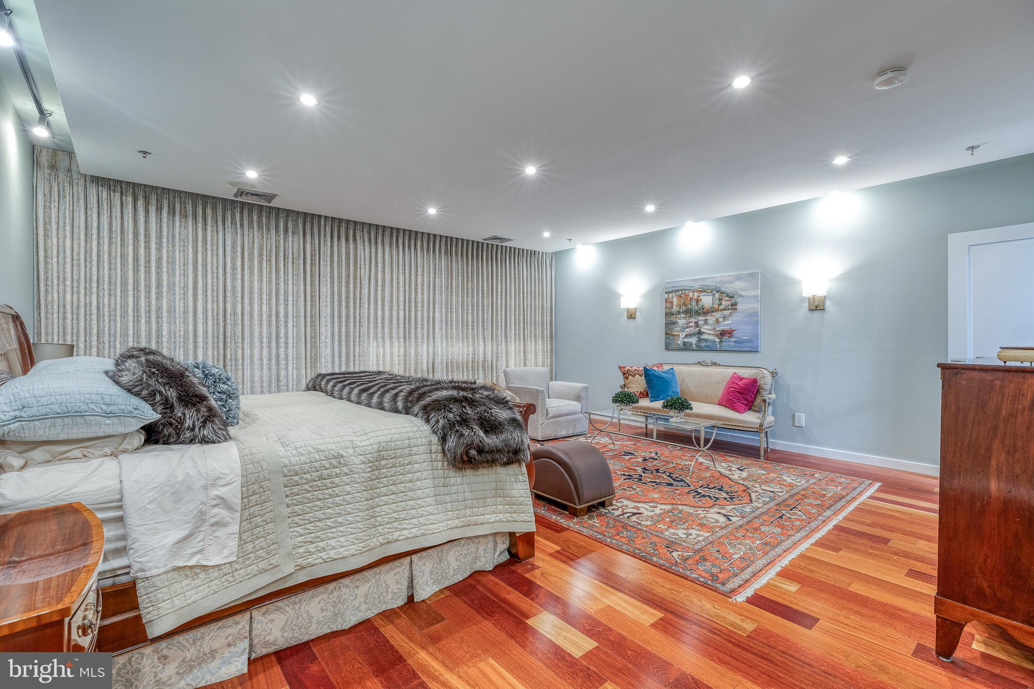 LOGAN SQUARE - Residential