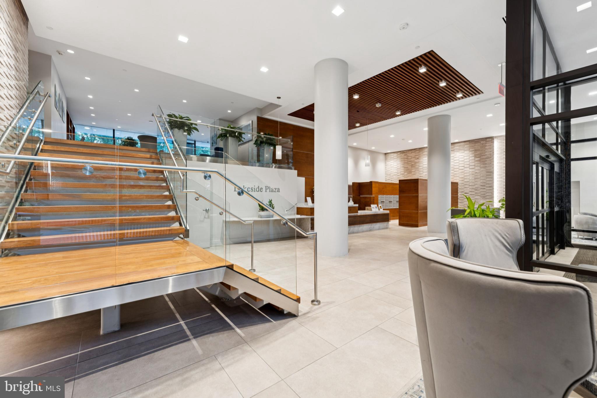 LAKESIDE PLAZA - Residential