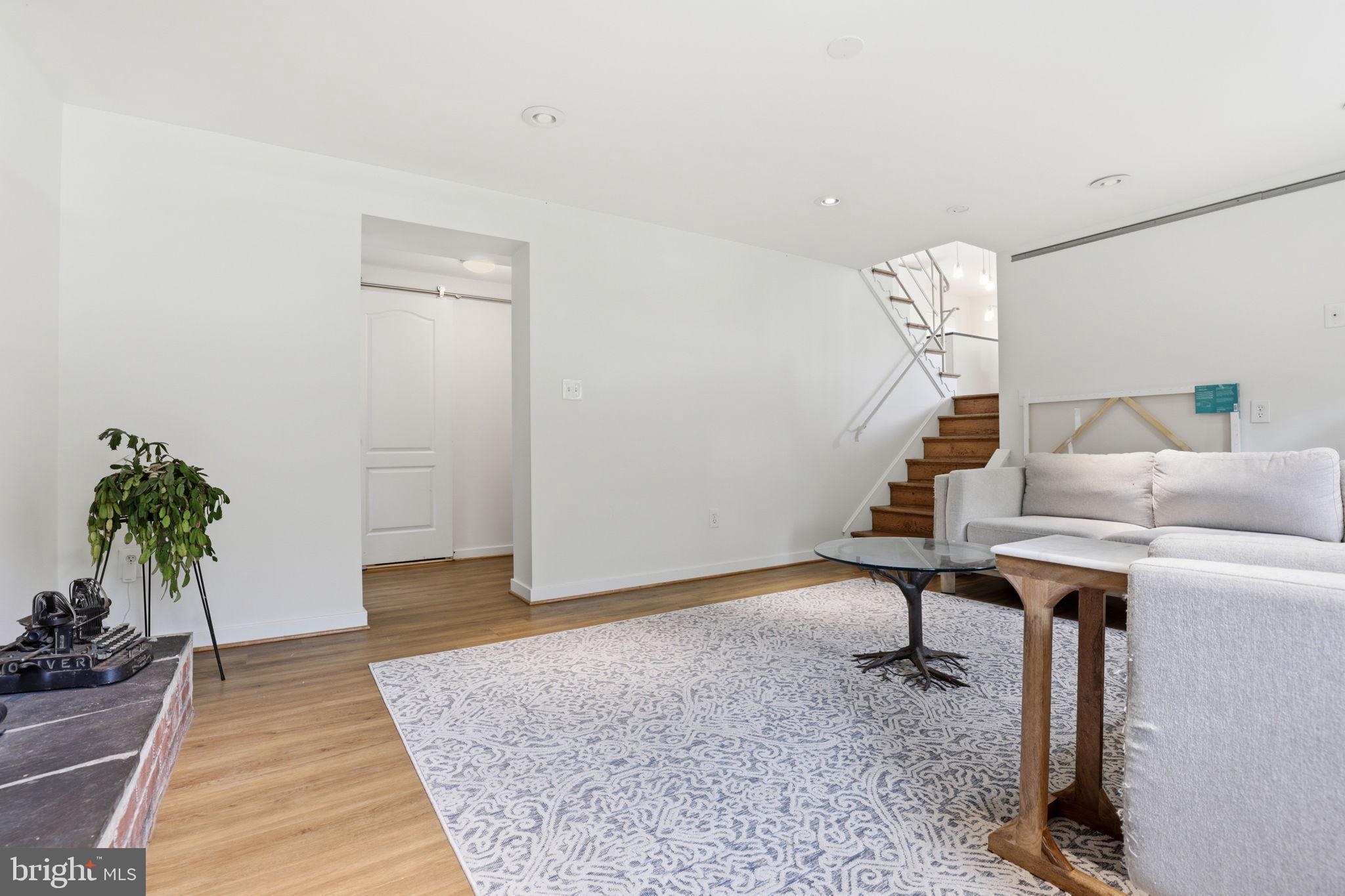 FAIRFAX VILLA - Residential