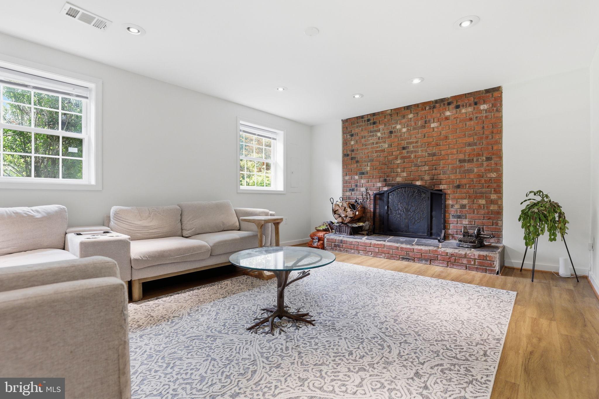 FAIRFAX VILLA - Residential