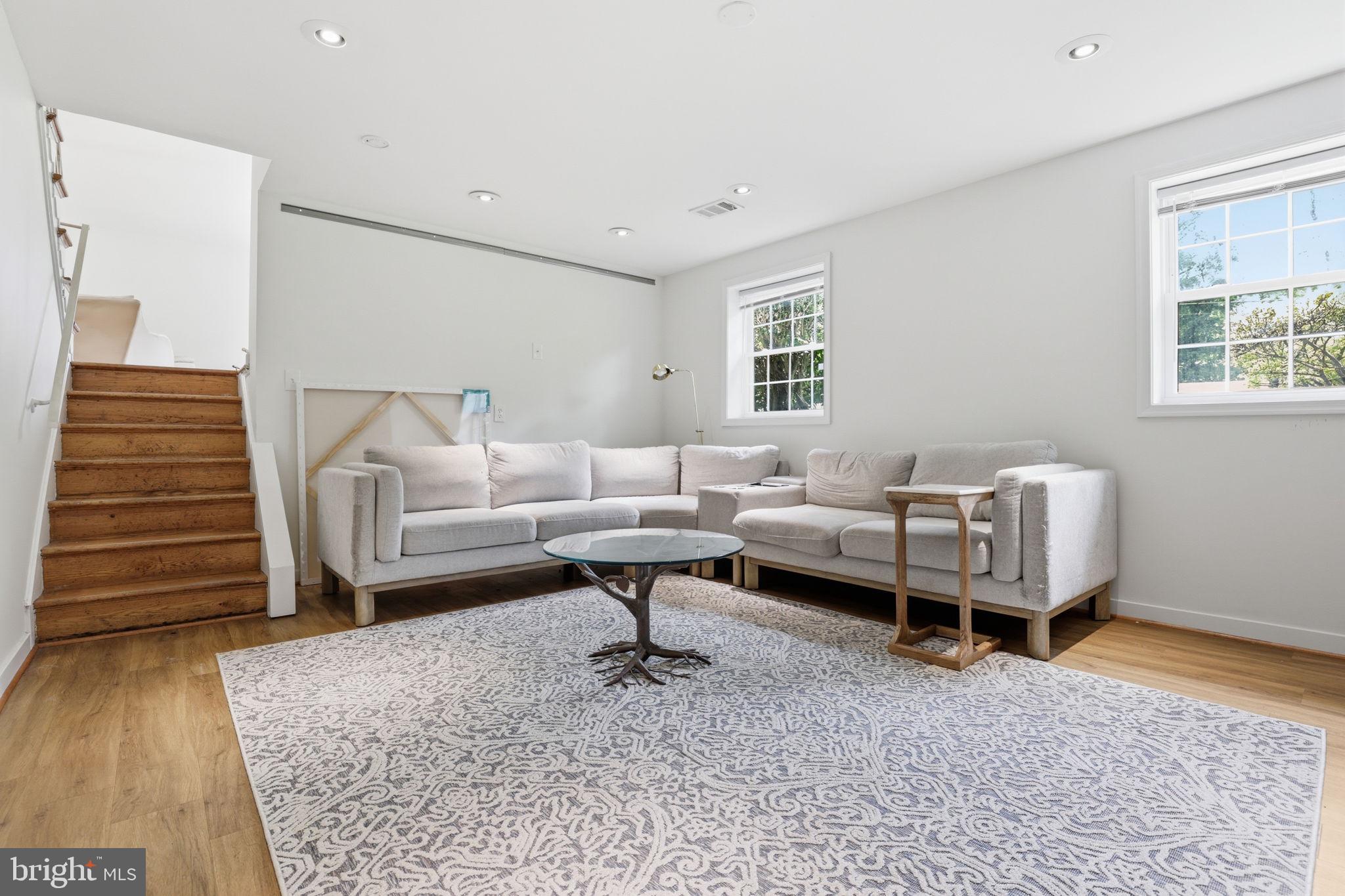 FAIRFAX VILLA - Residential