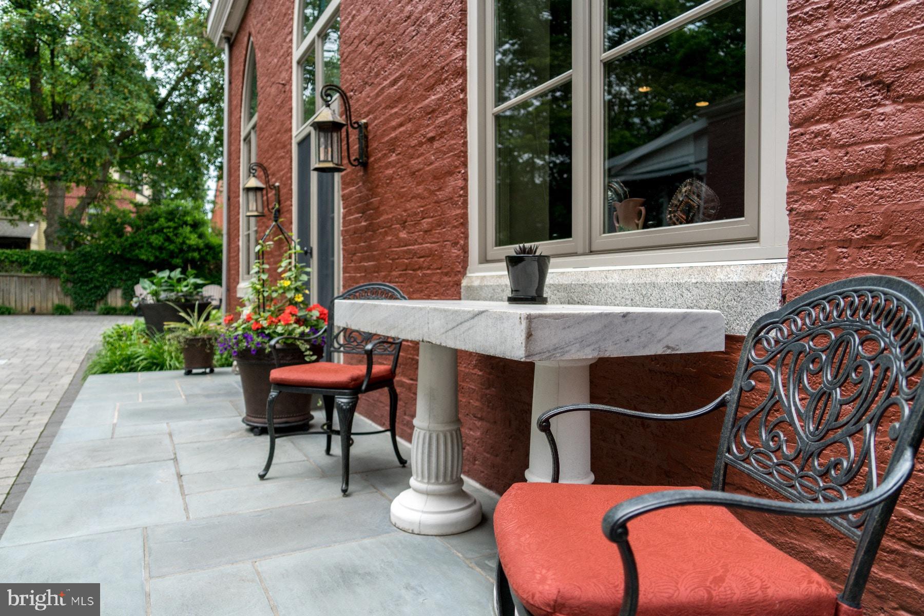 CHESTNUT HILL - Residential