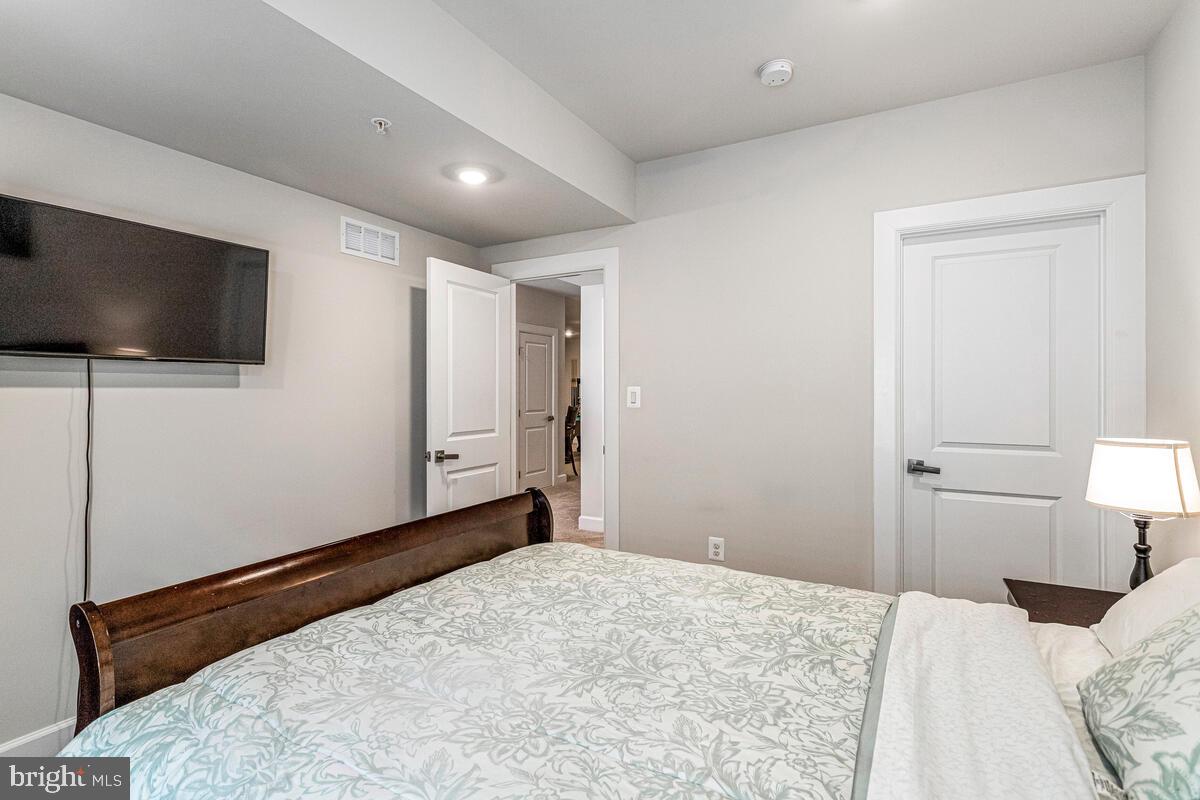 SOUTH LAKE - Residential