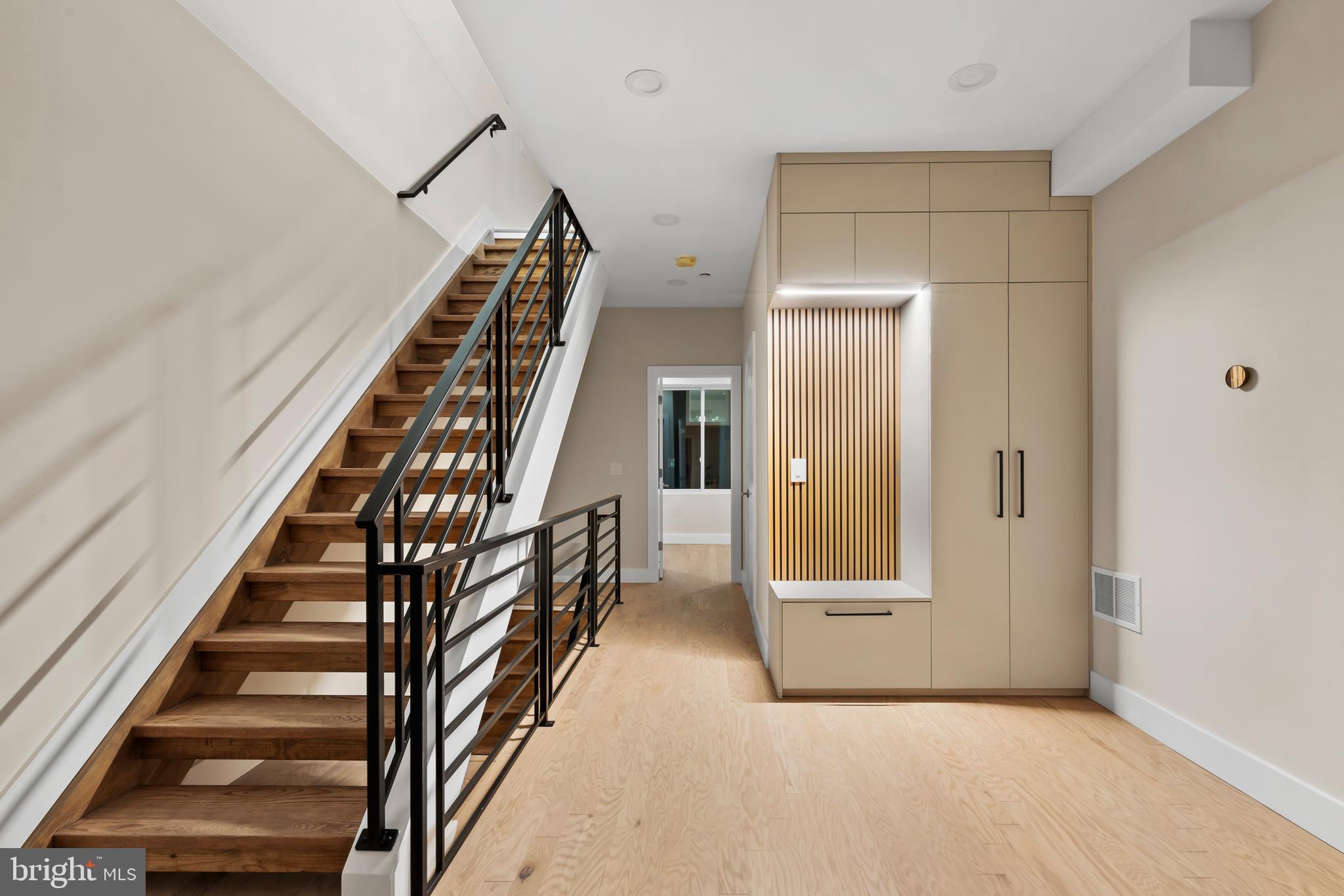 QUEEN VILLAGE - Residential